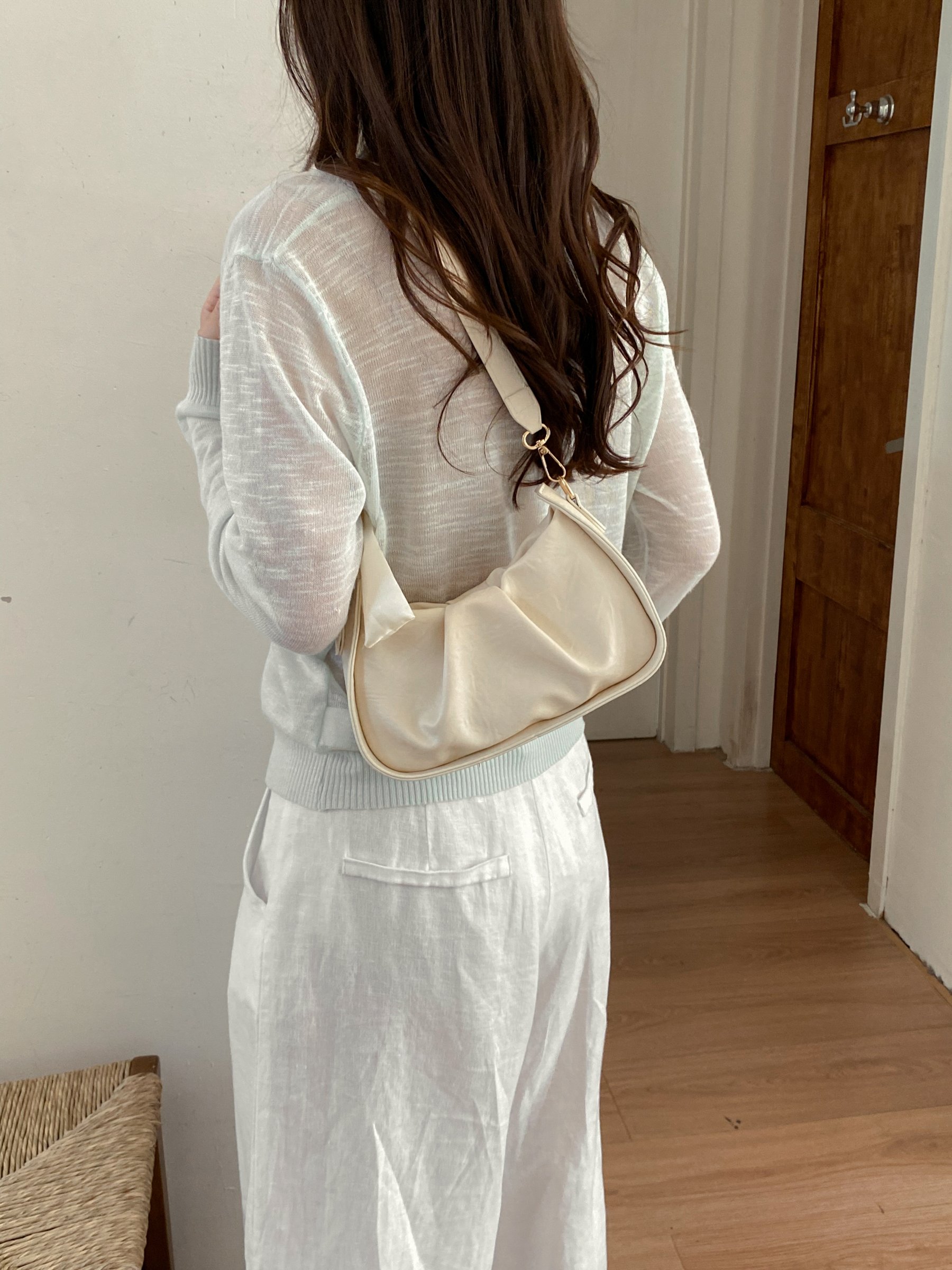 شنطة كتف بكسرات وسحاب للإغلاق