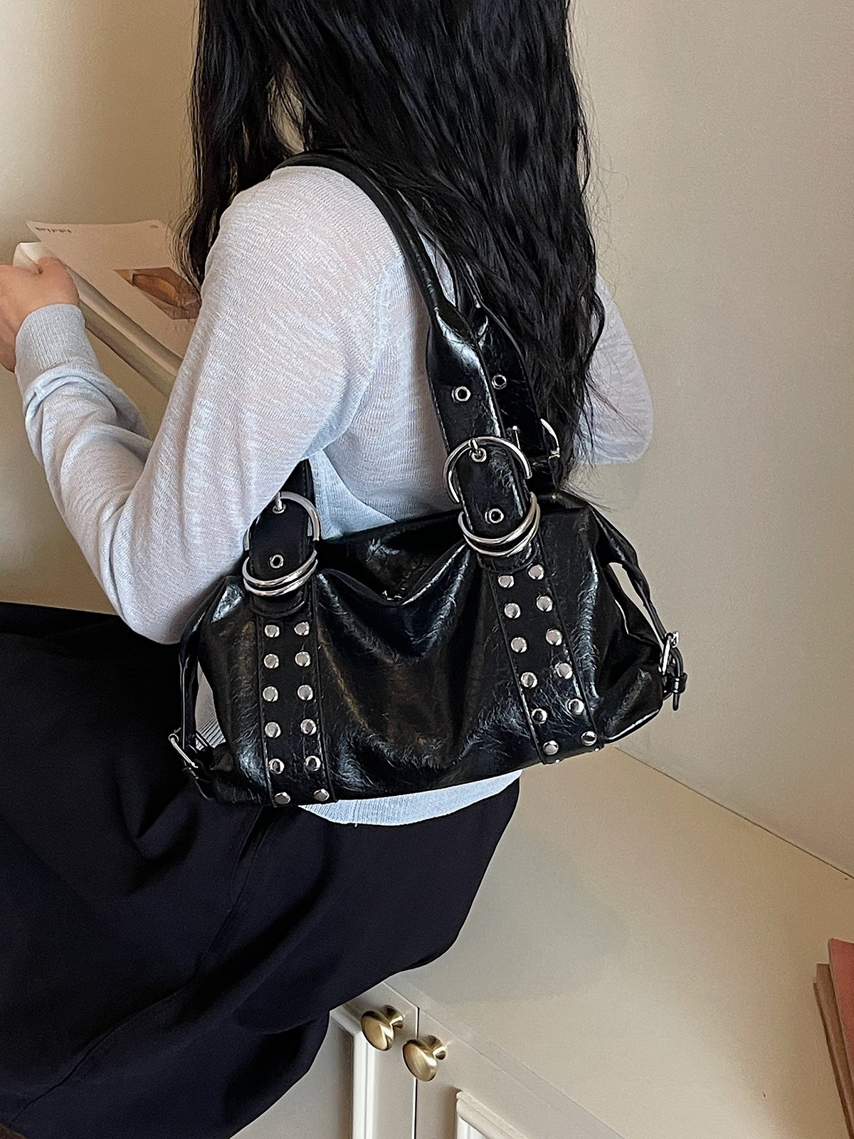 شنطة كتف برأس مسماري وتفاصيل إبزيم