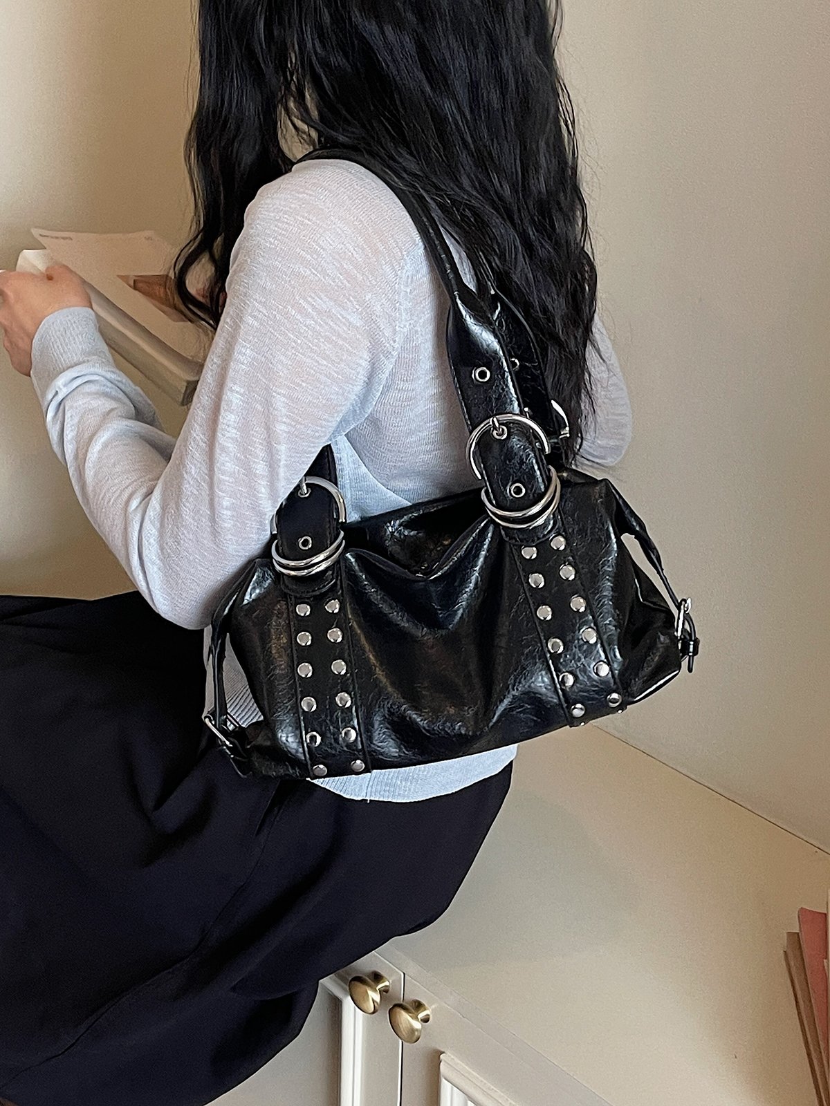 شنطة كتف برأس مسماري وتفاصيل إبزيم