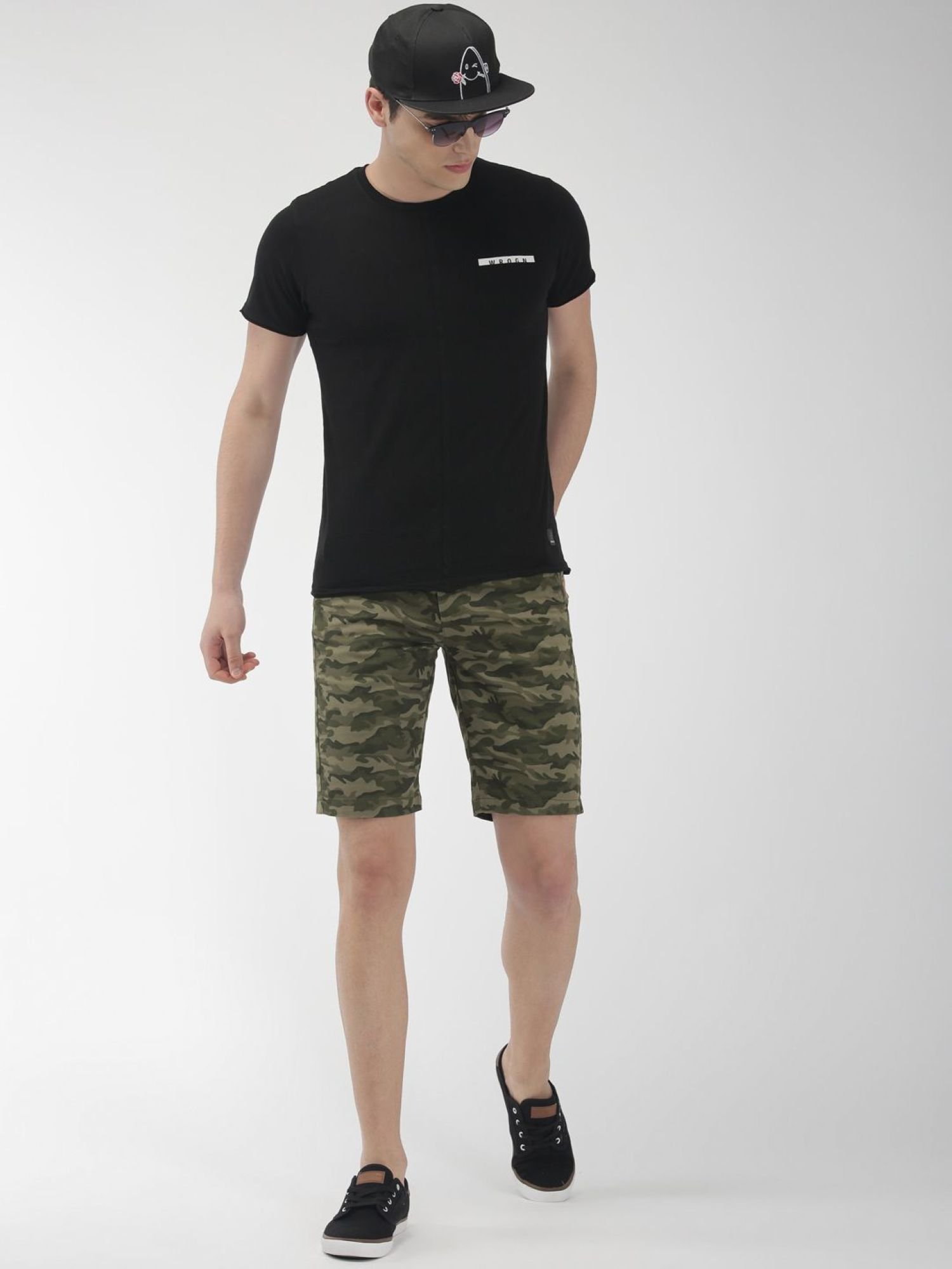 Men Slim Fit Camo Mid Rise Shorts
