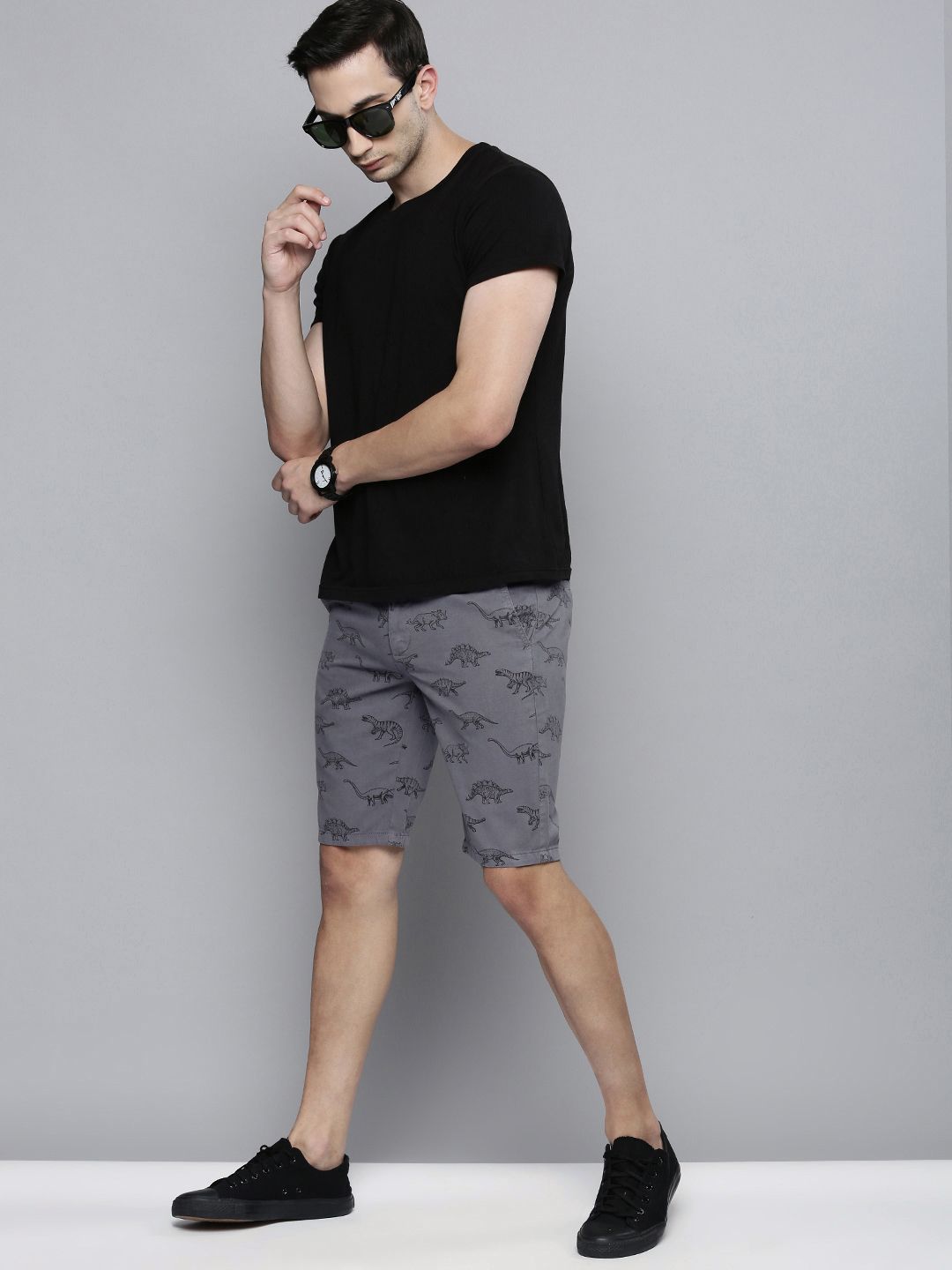Men Slim Fit Solid Mid Rise Shorts