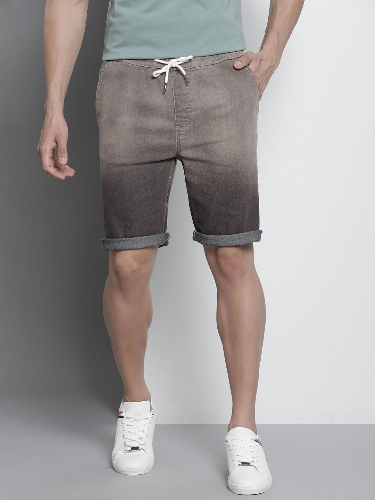 Men Regular Fit Solid Mid Rise Shorts