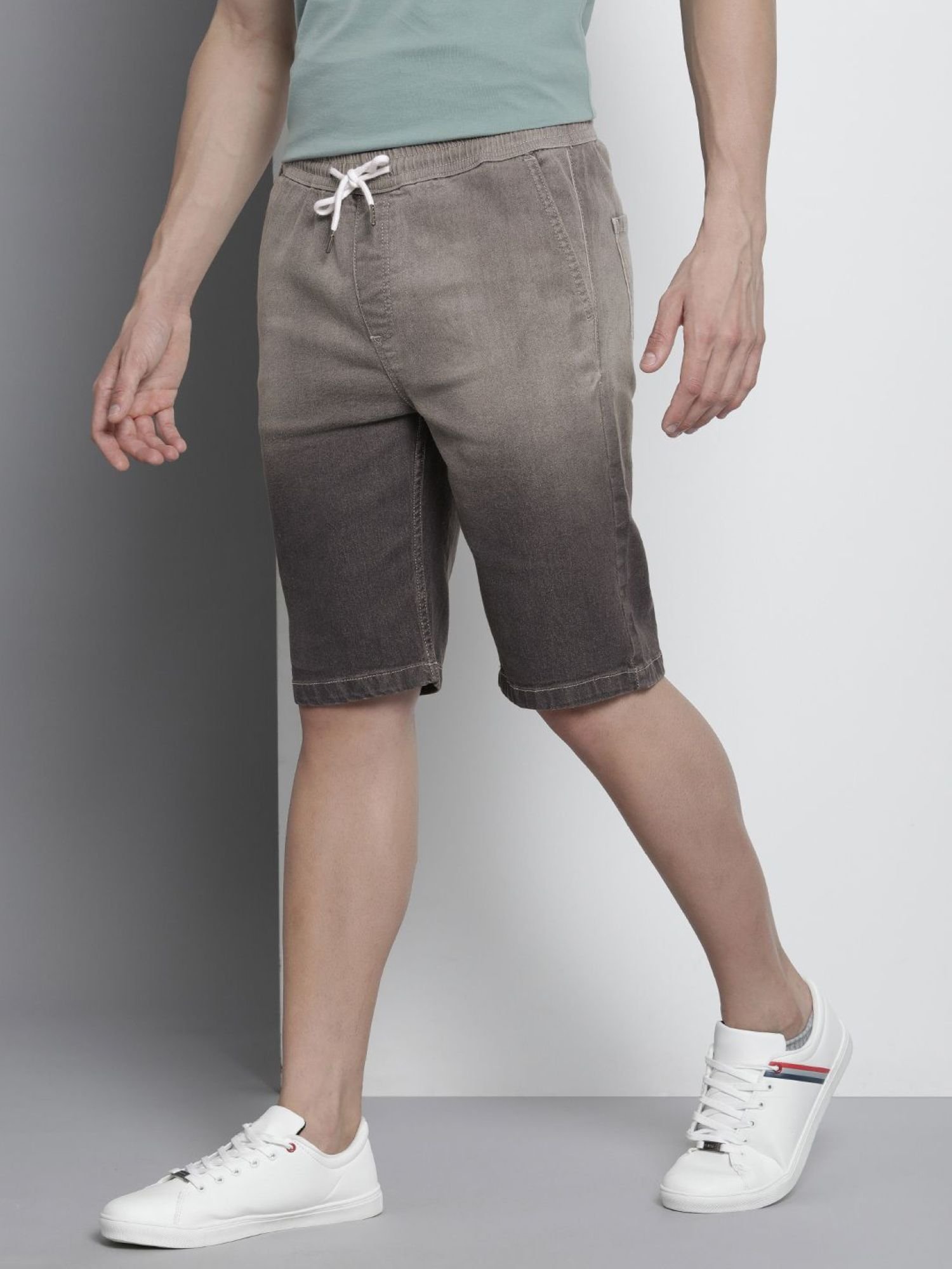 Men Regular Fit Solid Mid Rise Shorts