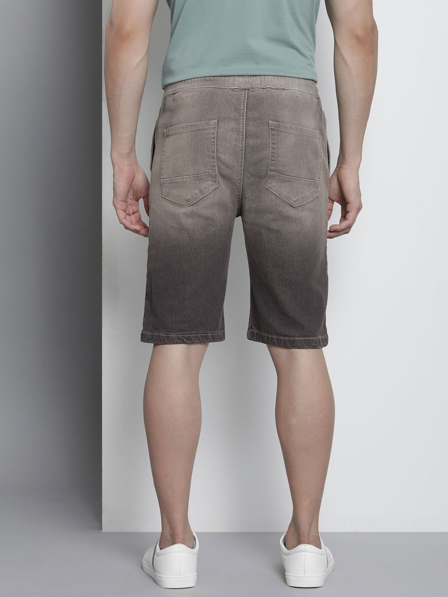 Men Regular Fit Solid Mid Rise Shorts