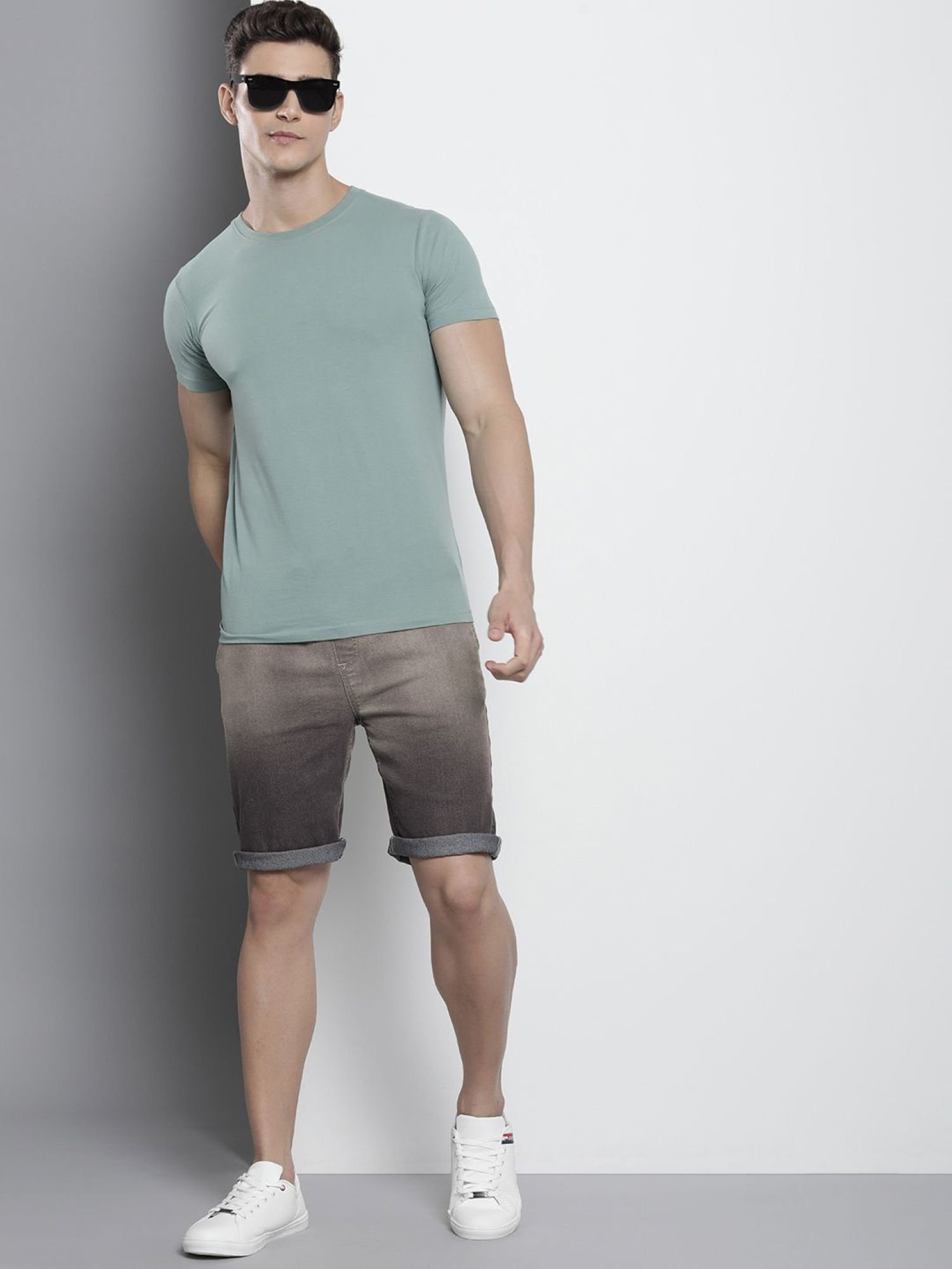 Men Regular Fit Solid Mid Rise Shorts