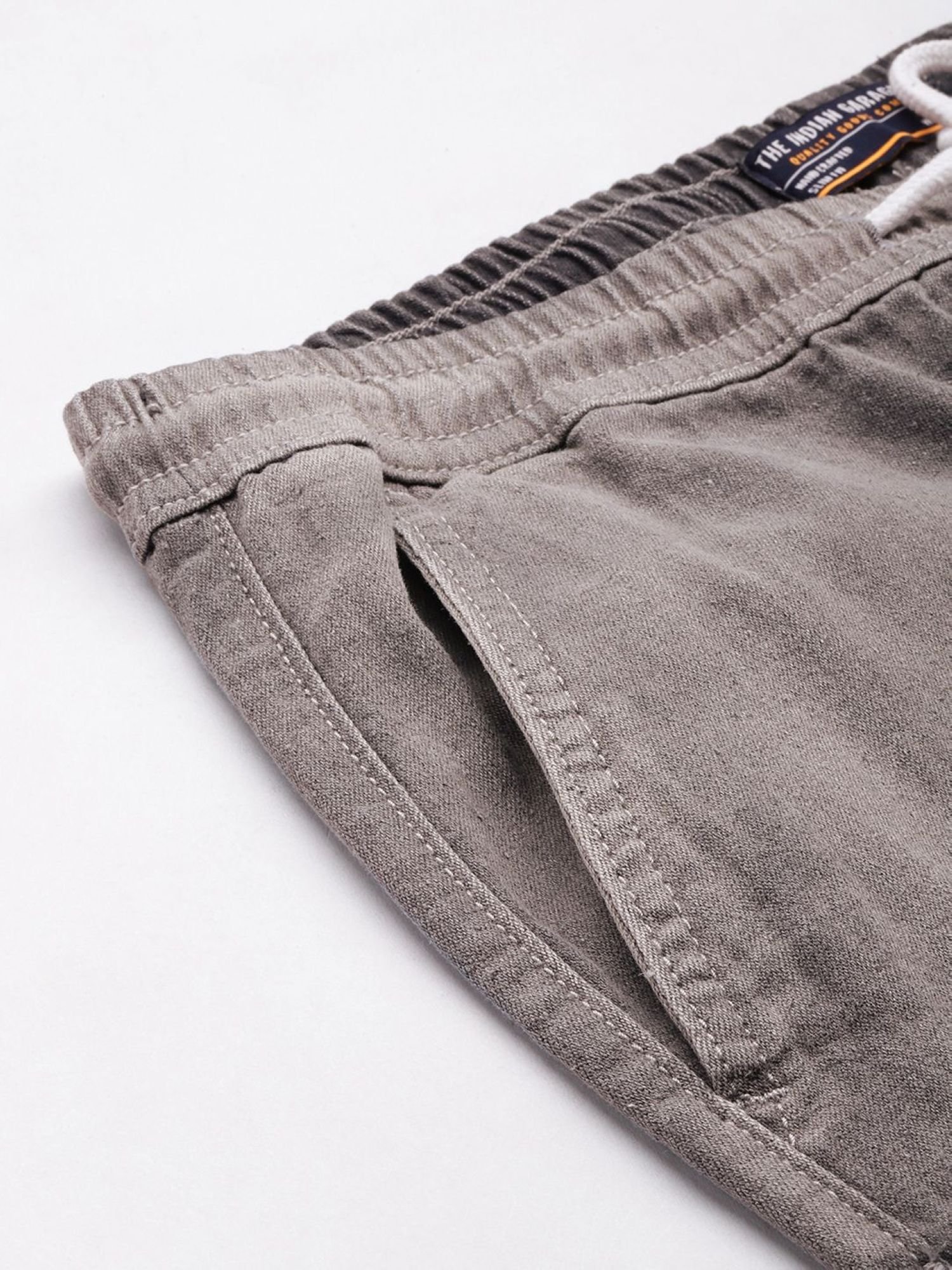 Men Regular Fit Solid Mid Rise Shorts