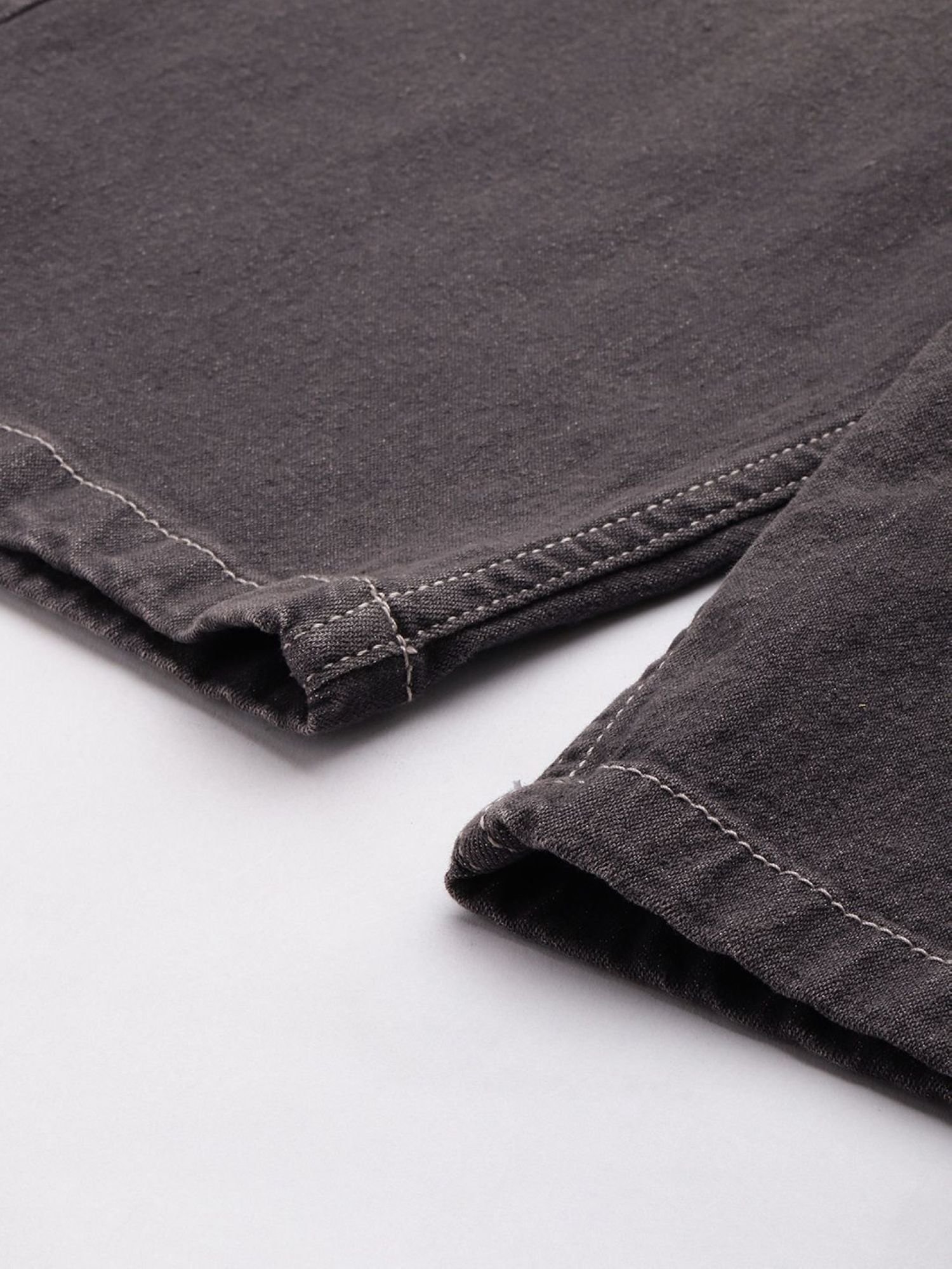 Men Regular Fit Solid Mid Rise Shorts