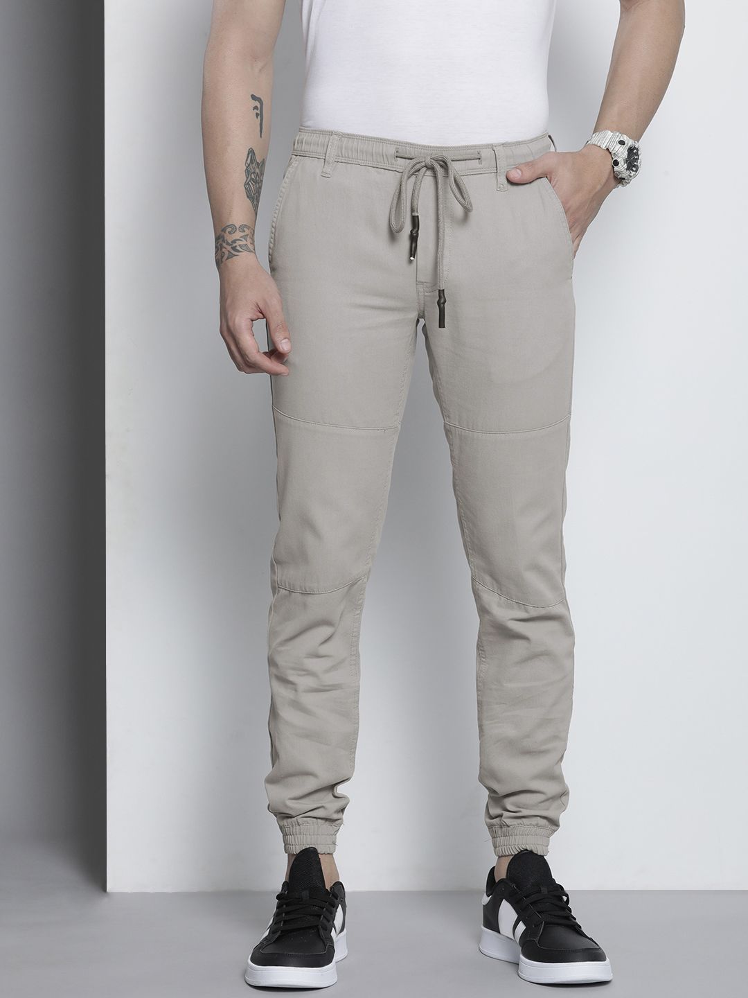 Men Slim Fit Solid Mid-Rise Joggers