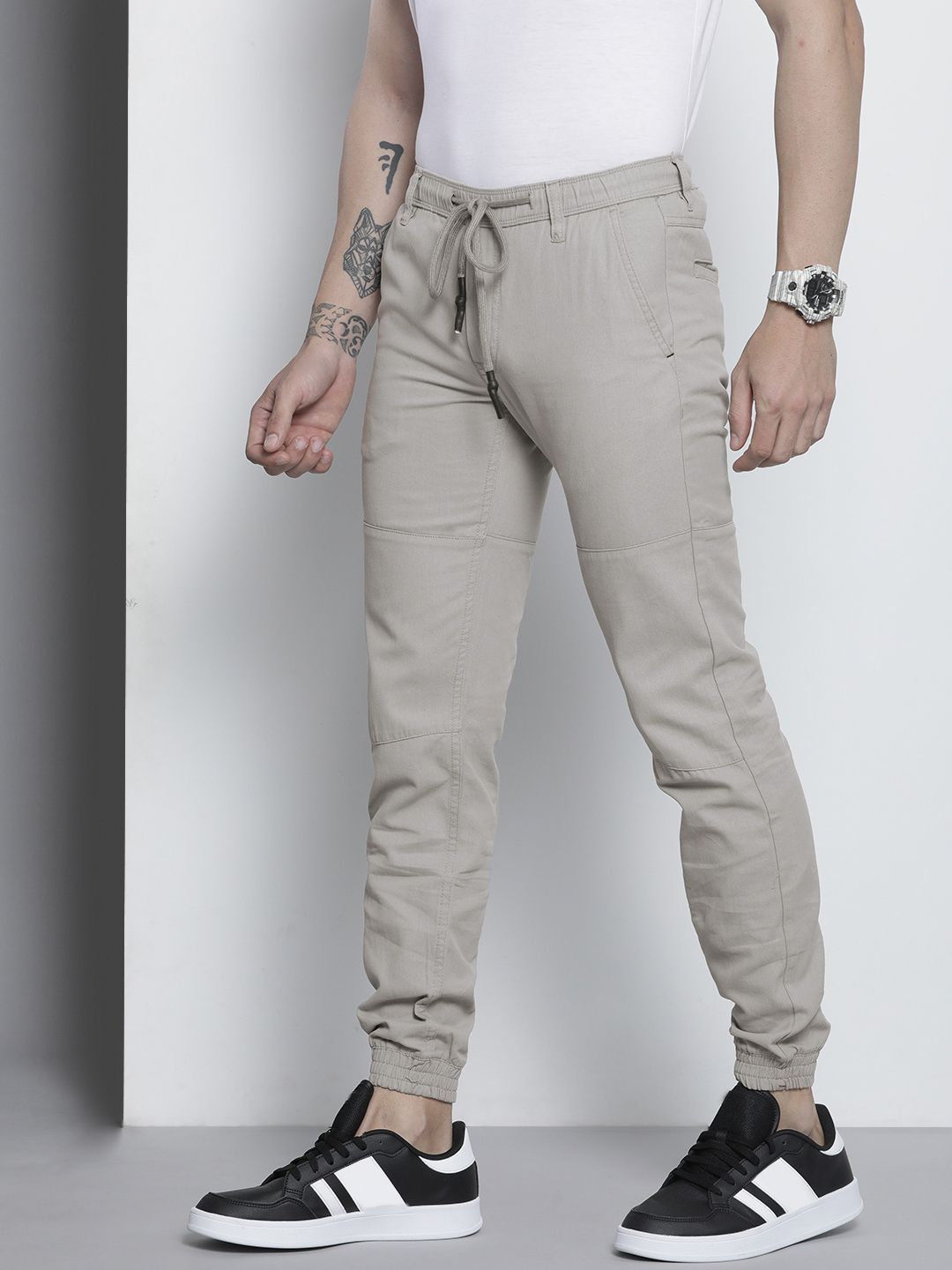 Men Slim Fit Solid Mid-Rise Joggers