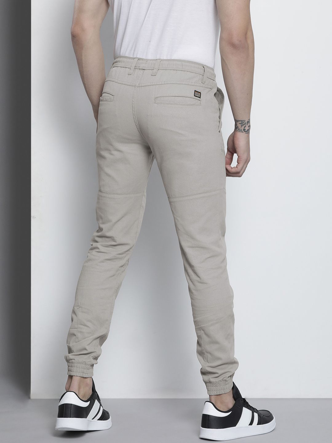 Men Slim Fit Solid Mid-Rise Joggers