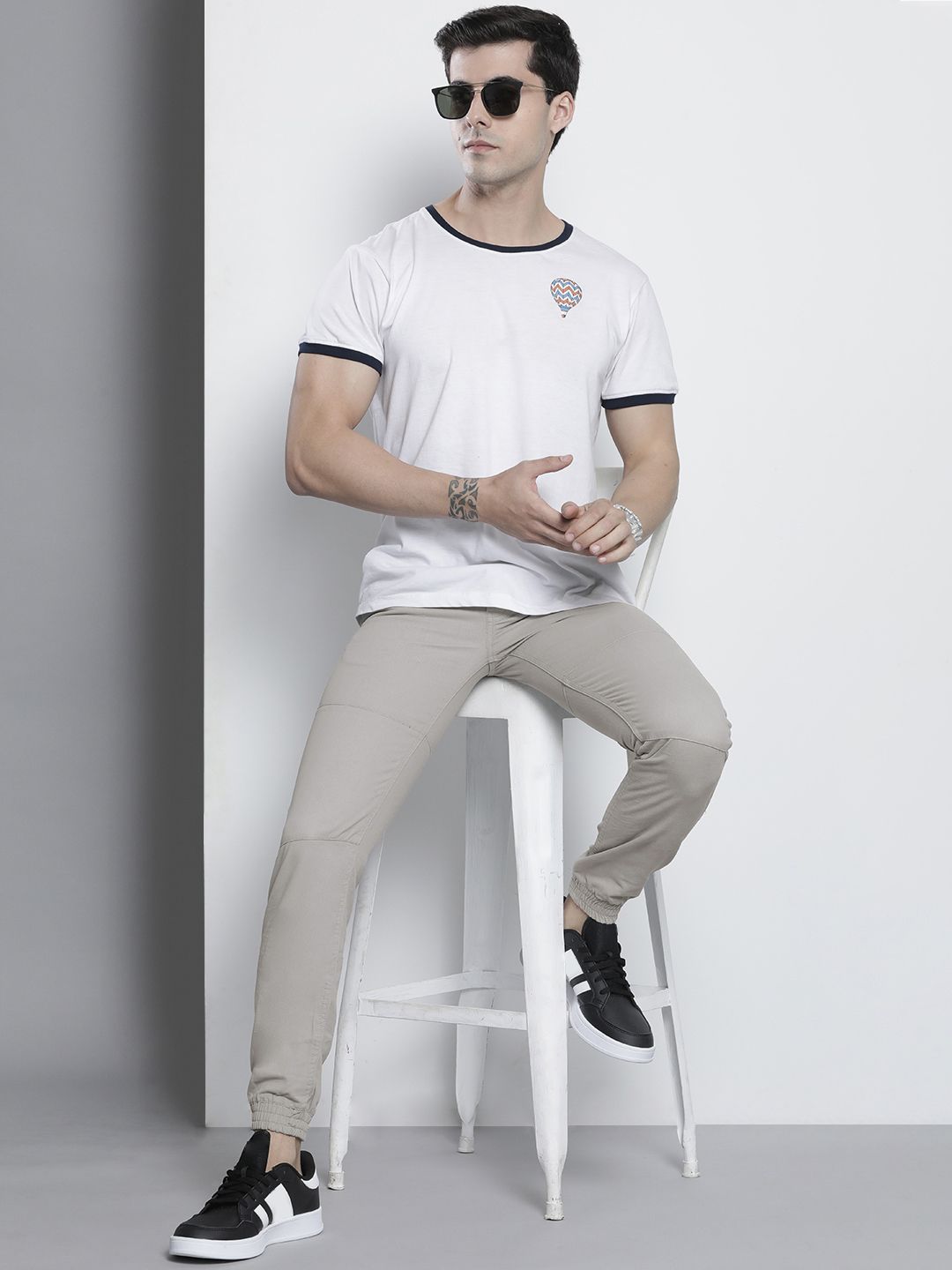Men Slim Fit Solid Mid-Rise Joggers