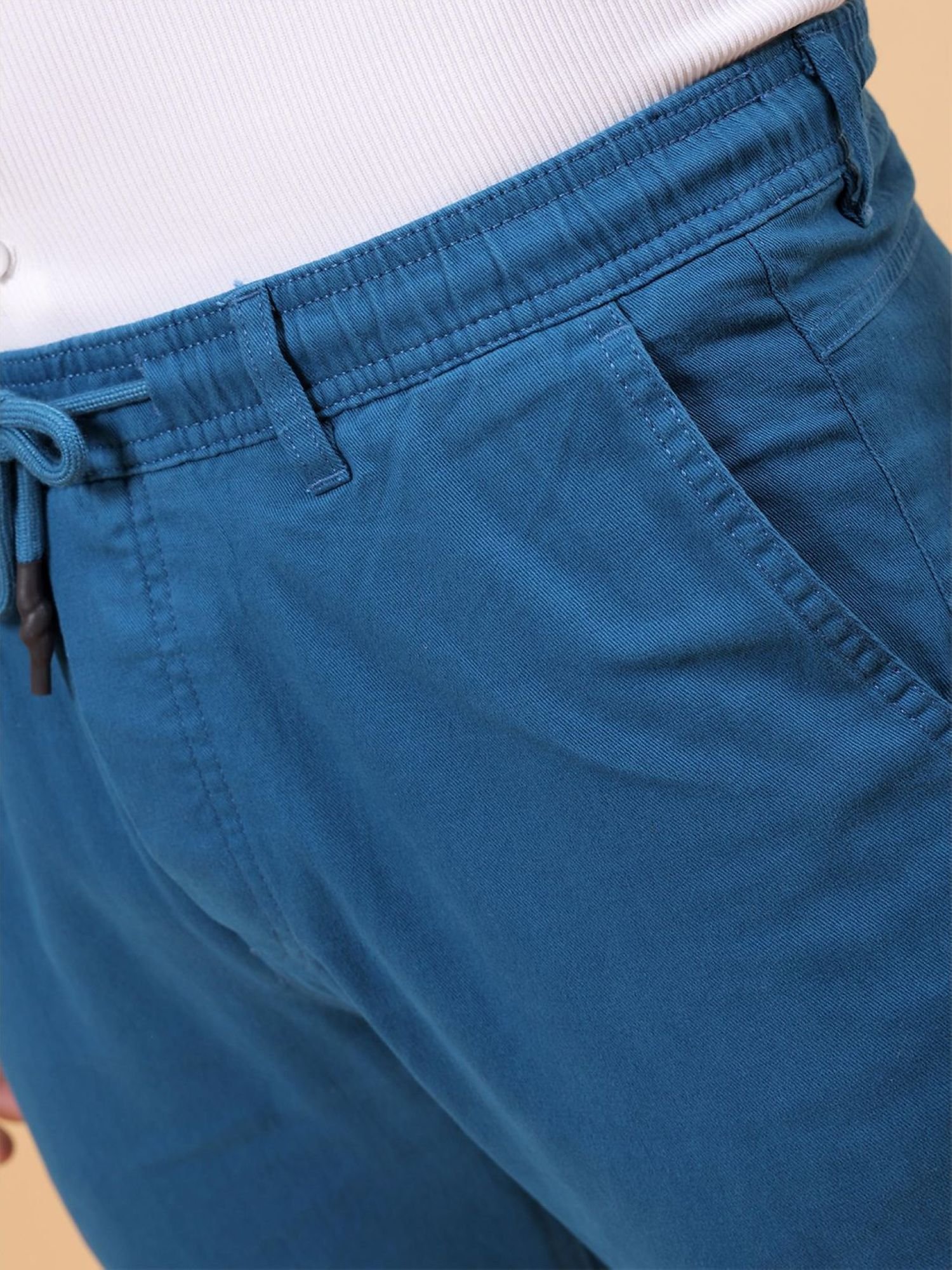 Men Slim Fit Solid Mid-Rise Joggers