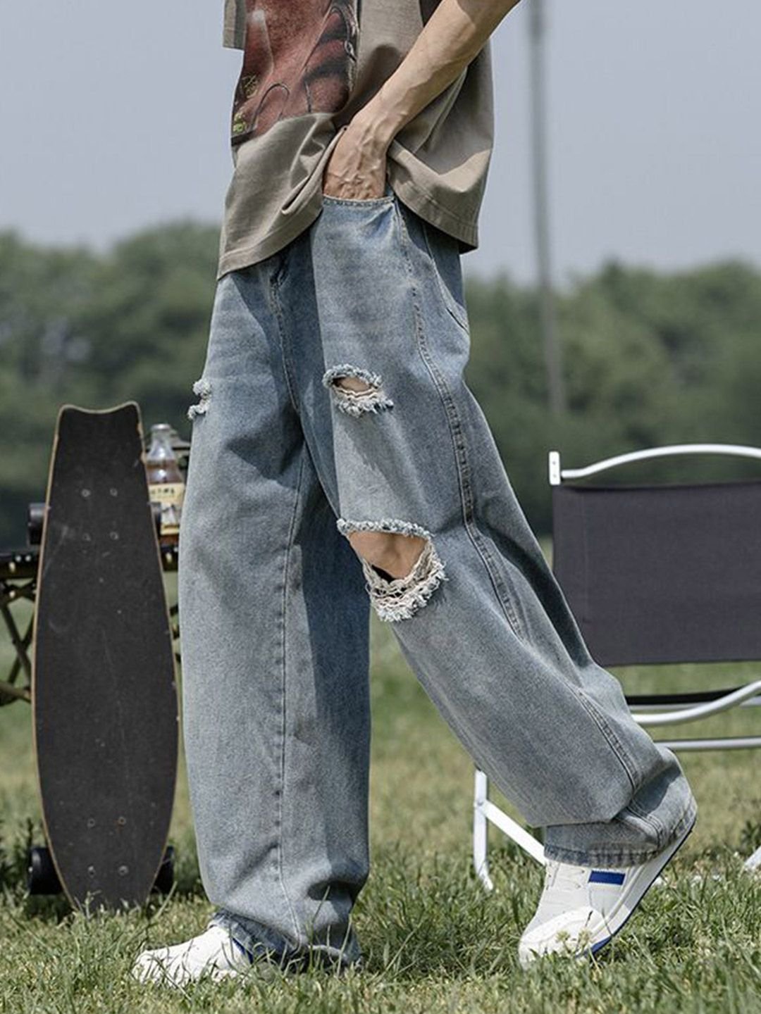 Men Relaxed Fit Mid-Rise Ripped Jeans