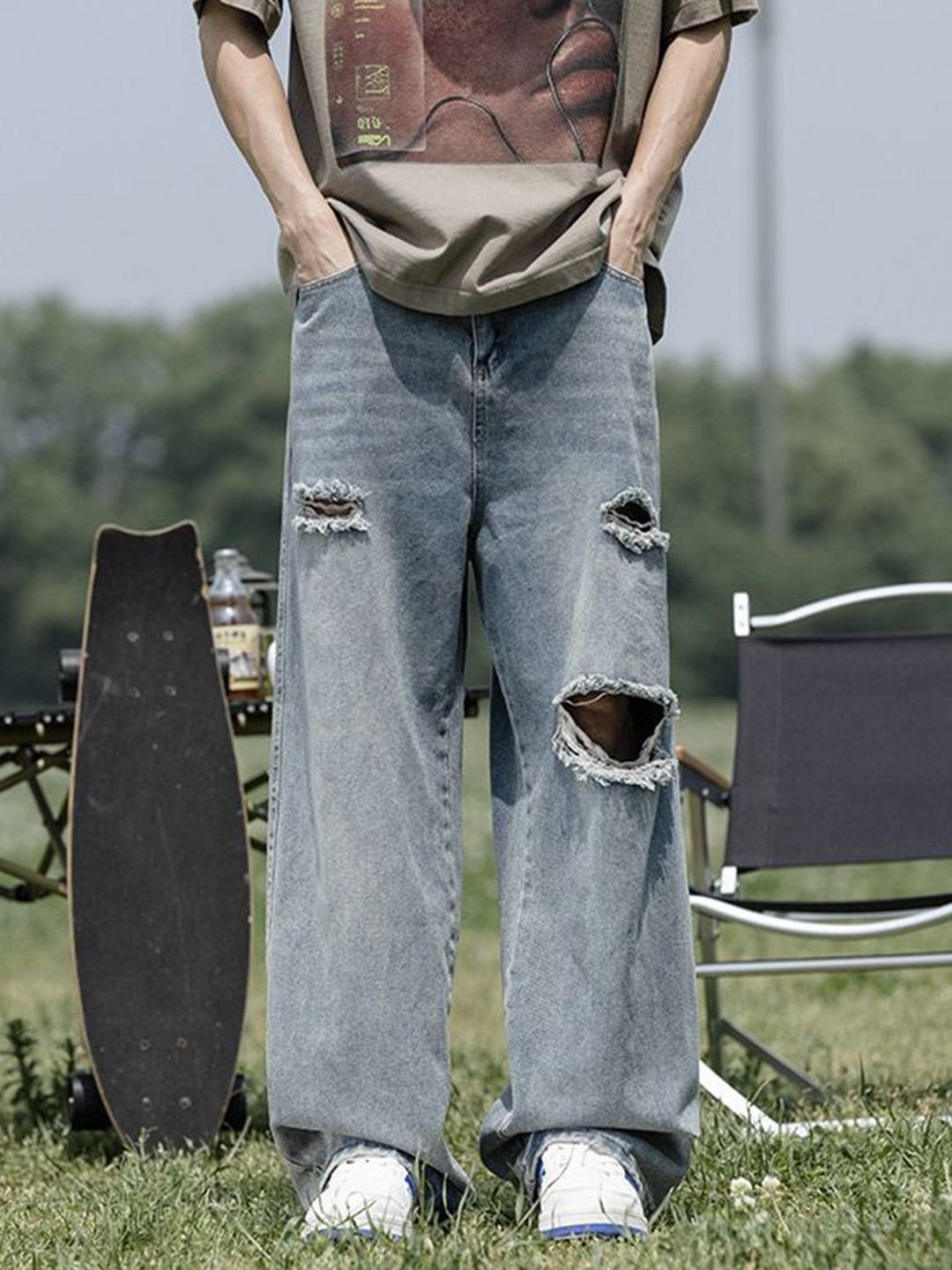 Men Relaxed Fit Mid-Rise Ripped Jeans