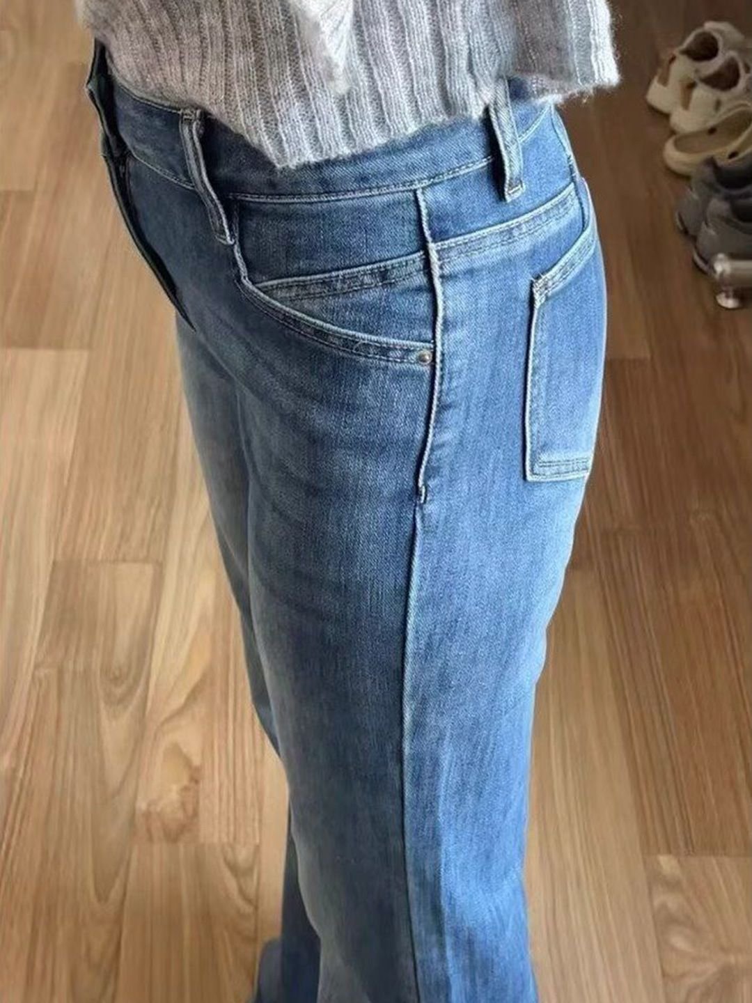 جينز باهت بقصة شارلستون وخصر عالي