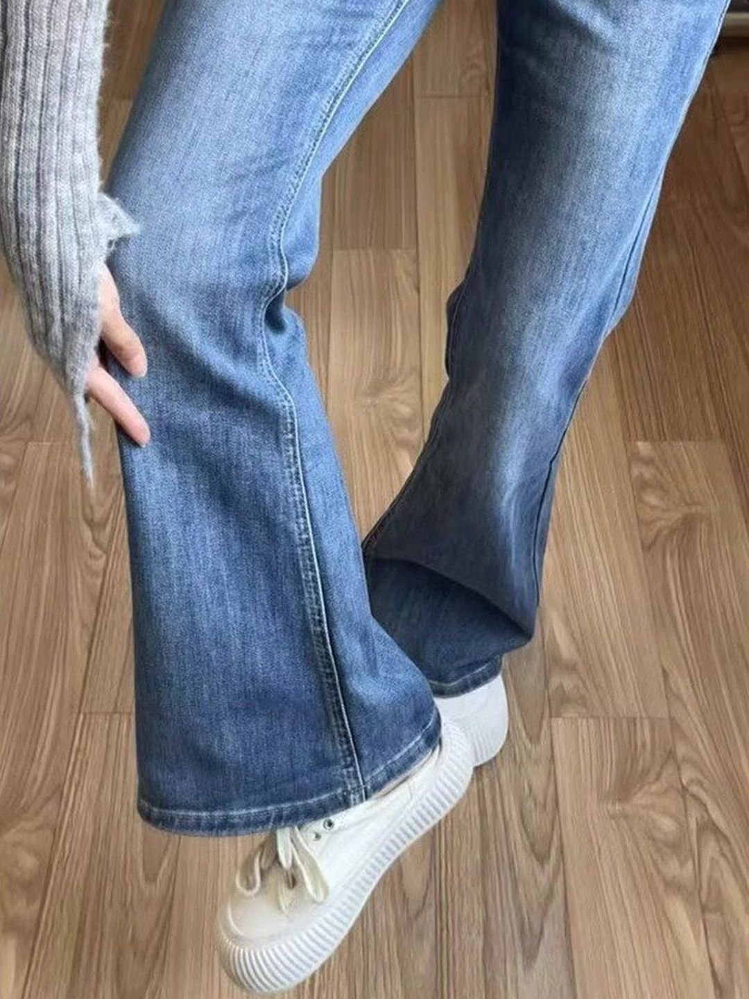 جينز باهت بقصة شارلستون وخصر عالي