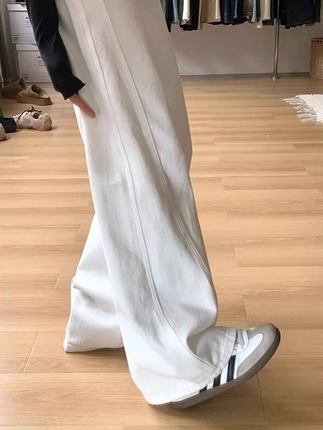 جينز بأرجل واسعة وخصر عالي