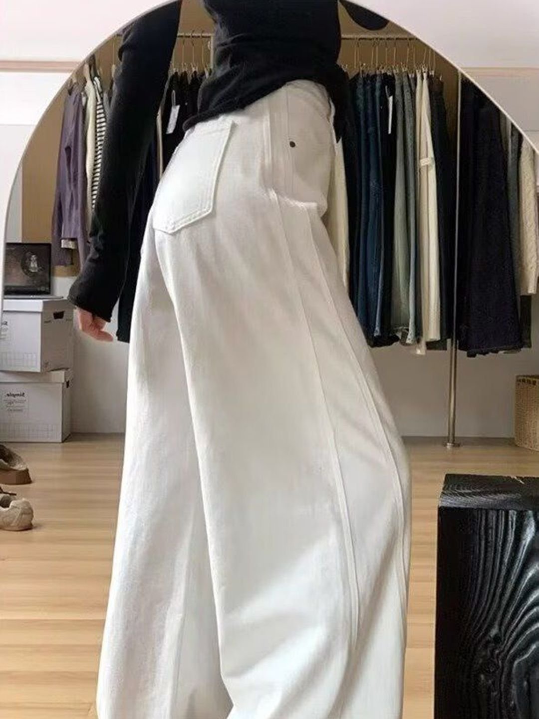 جينز بأرجل واسعة وخصر عالي