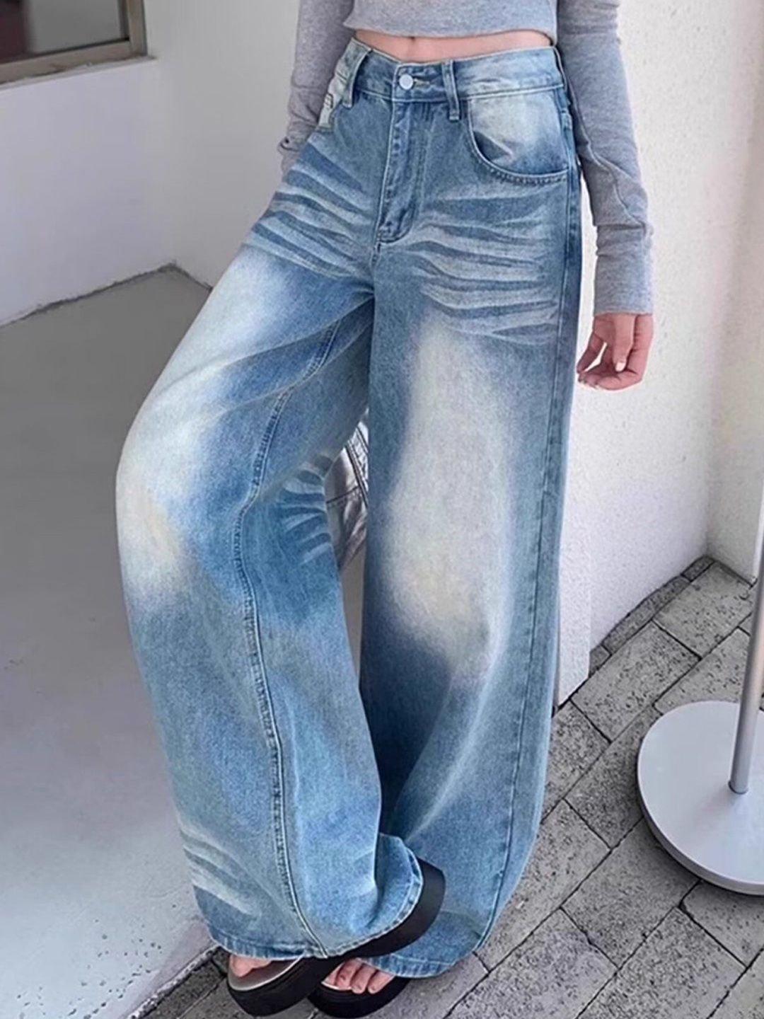 جينز باهت بأرجل واسعة وخصر عالي