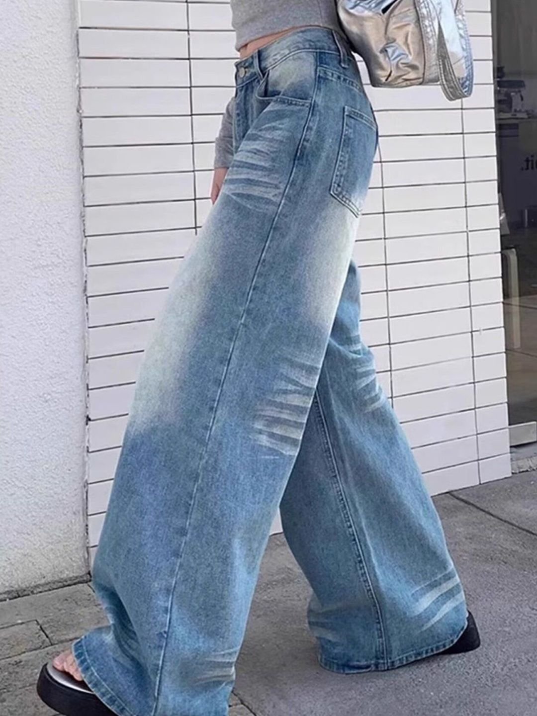 جينز باهت بأرجل واسعة وخصر عالي