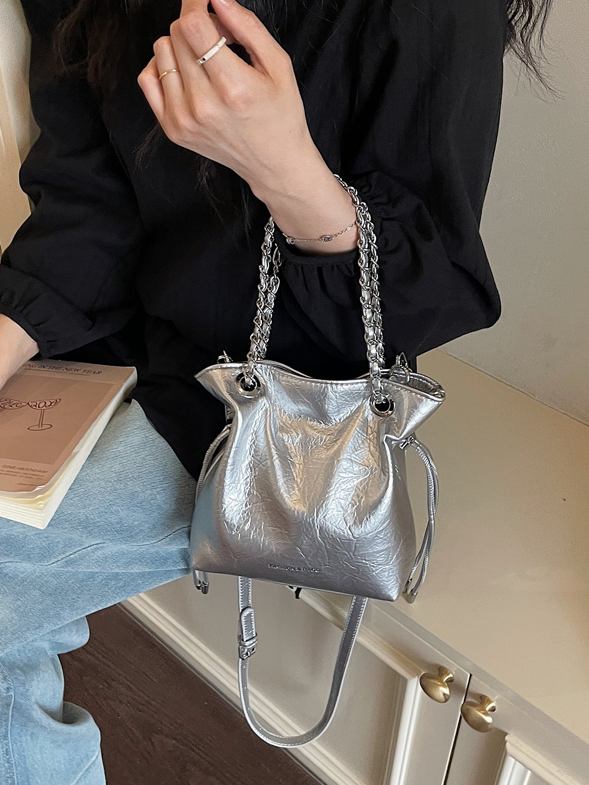 شنطة يد برباط وحمالة سلسلة