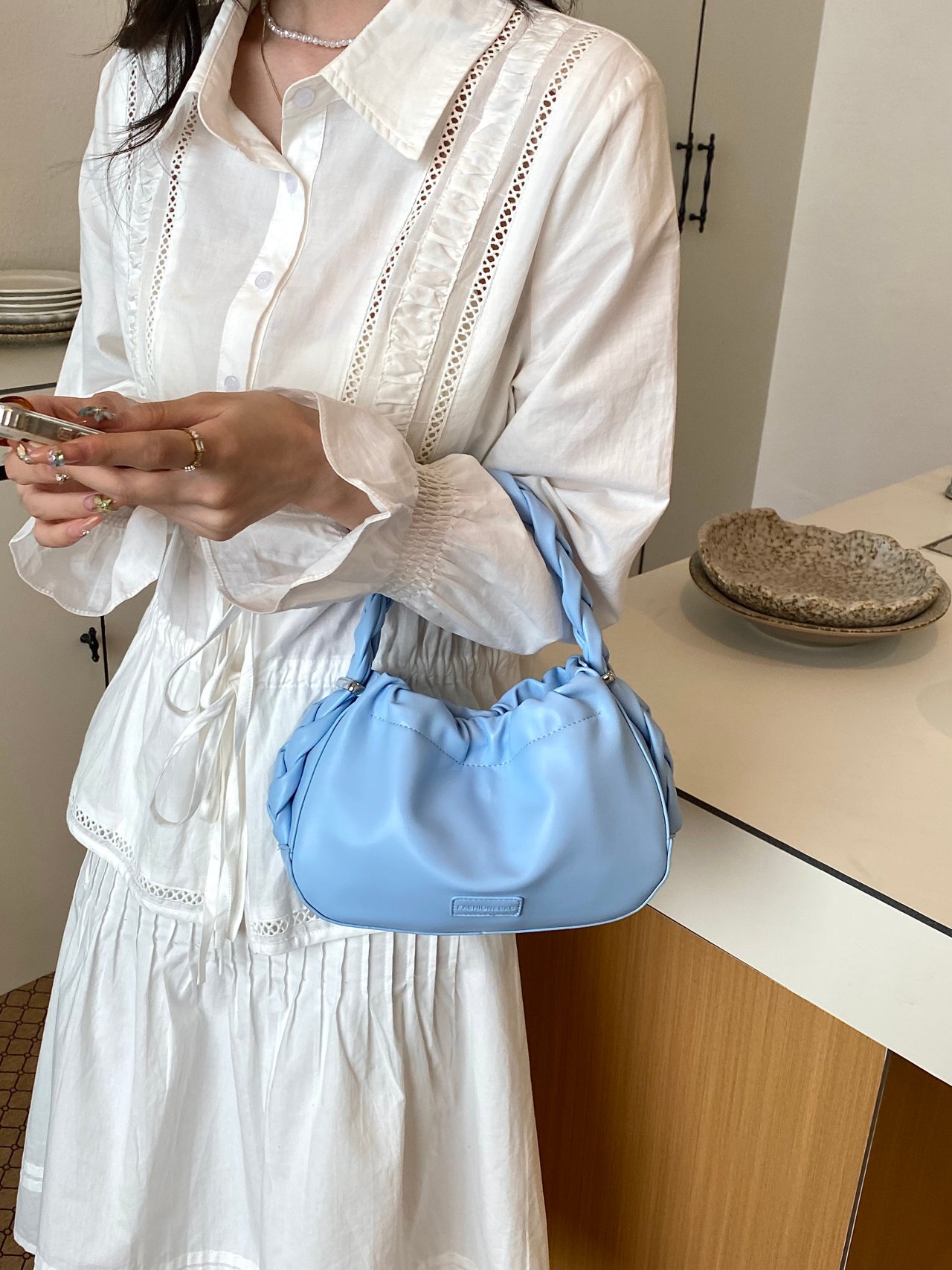 شنطة يد سادة بإغلاق زر