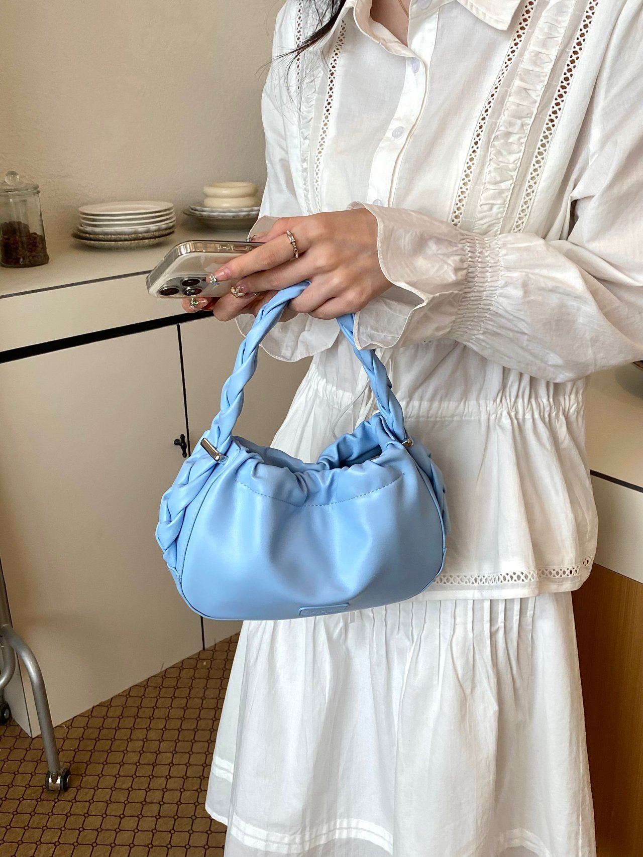 شنطة يد سادة بإغلاق زر