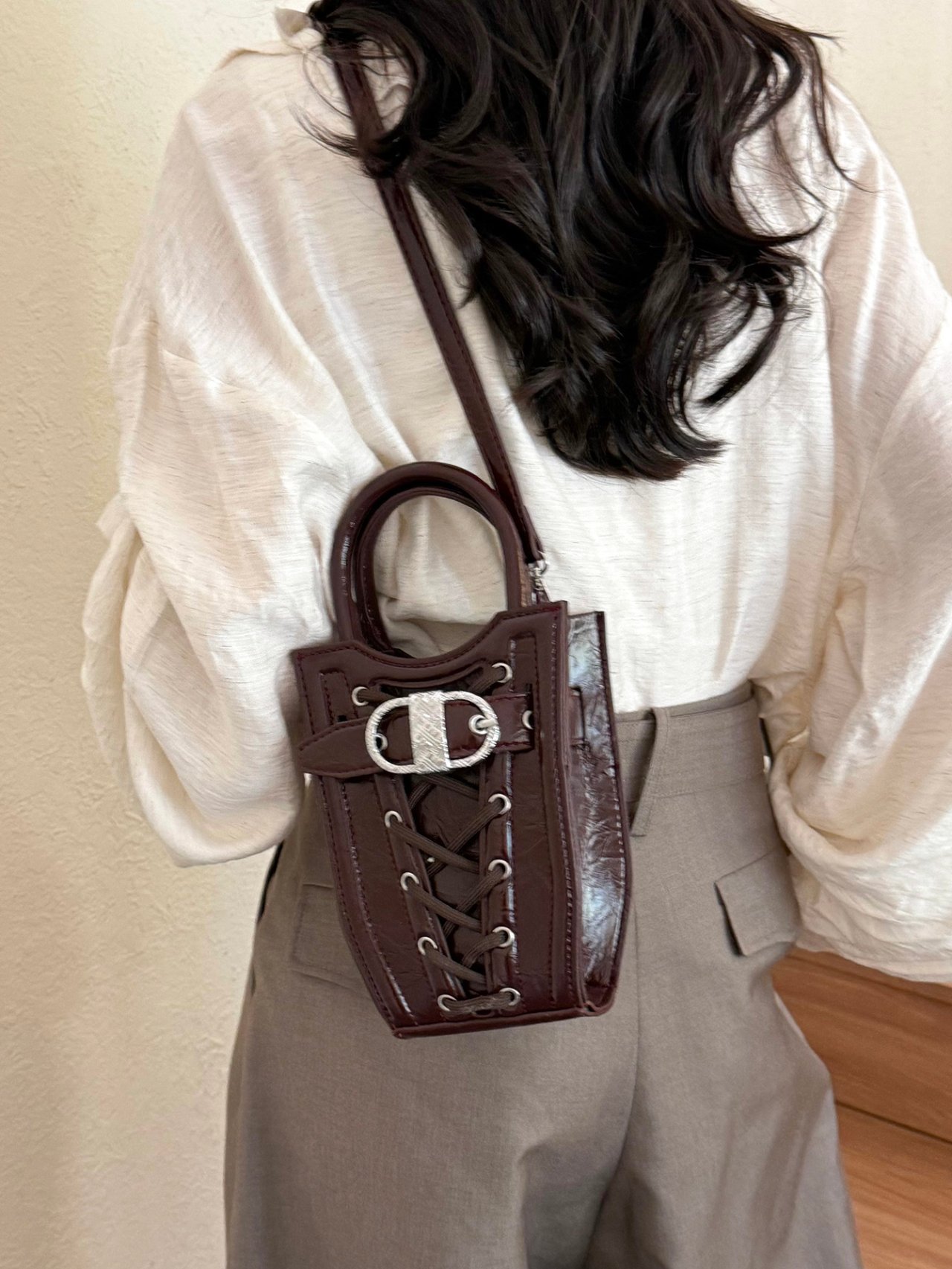 شنطة كروس بودي بتفاصيل أربطة بنمط كورسيه