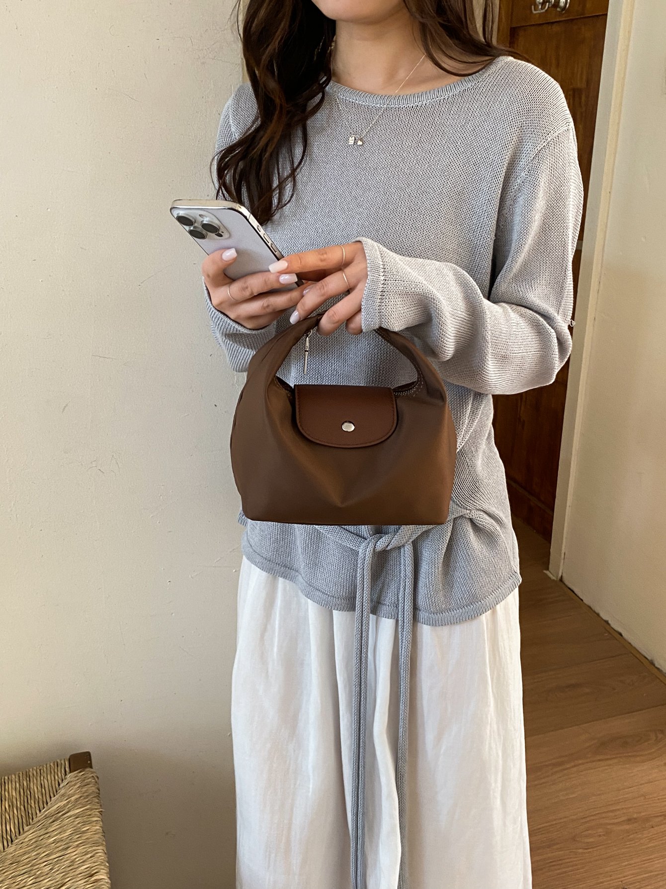 شنطة يد سادة بتفاصيل غطاء