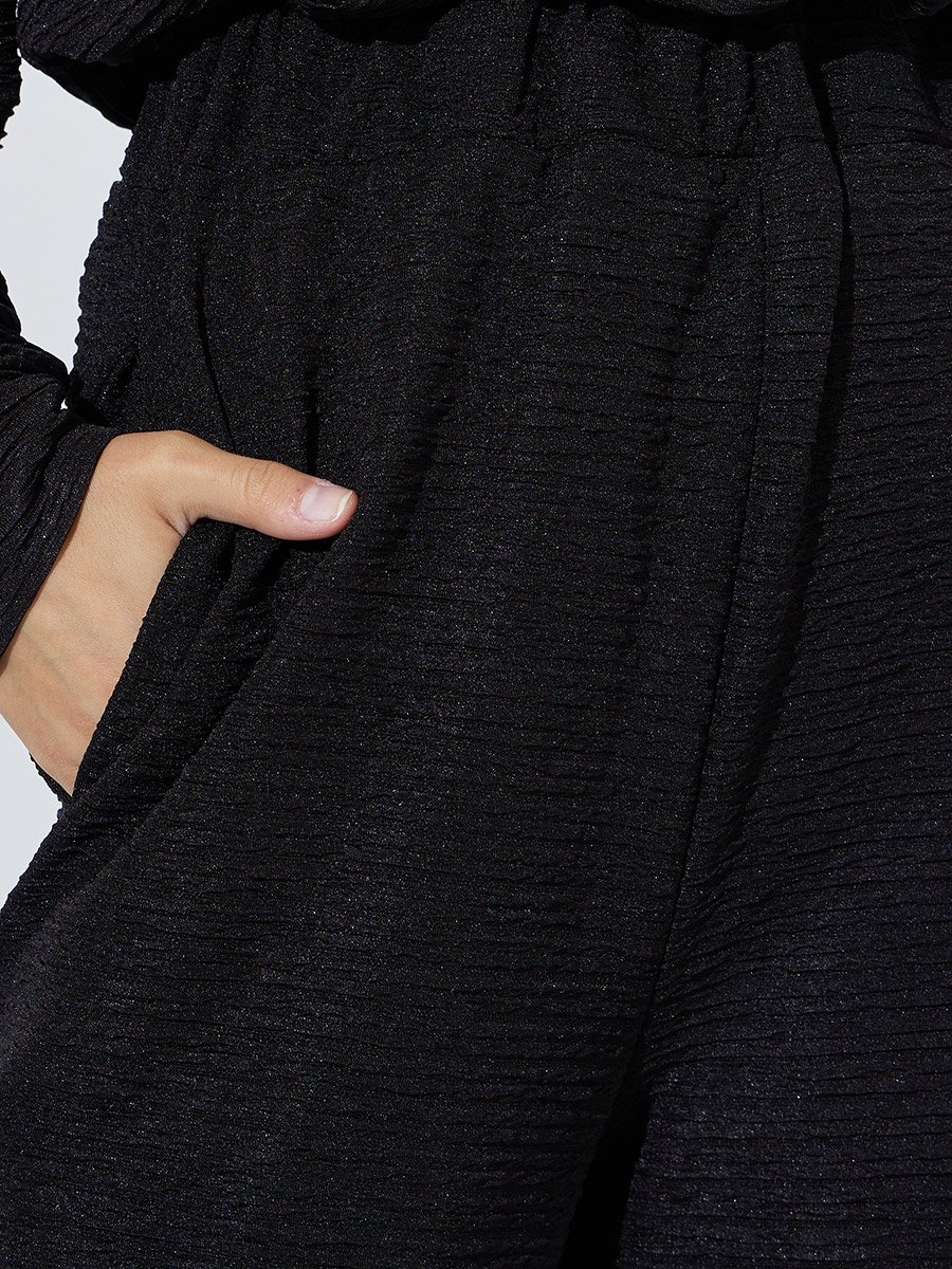 بنطال بأرجل واسعة بتفاصيل بارزة الملمس باللون الأسود