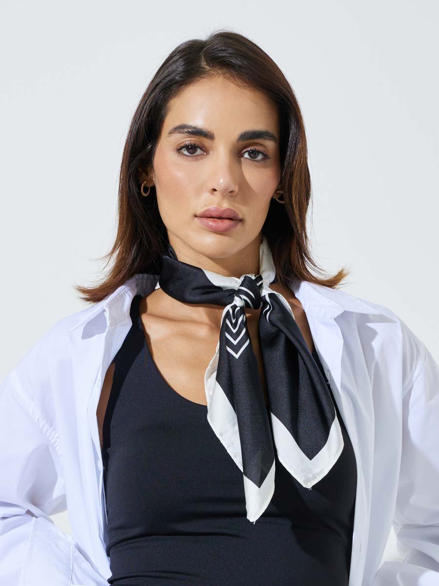 وشاح رقبة بنمط خطوط