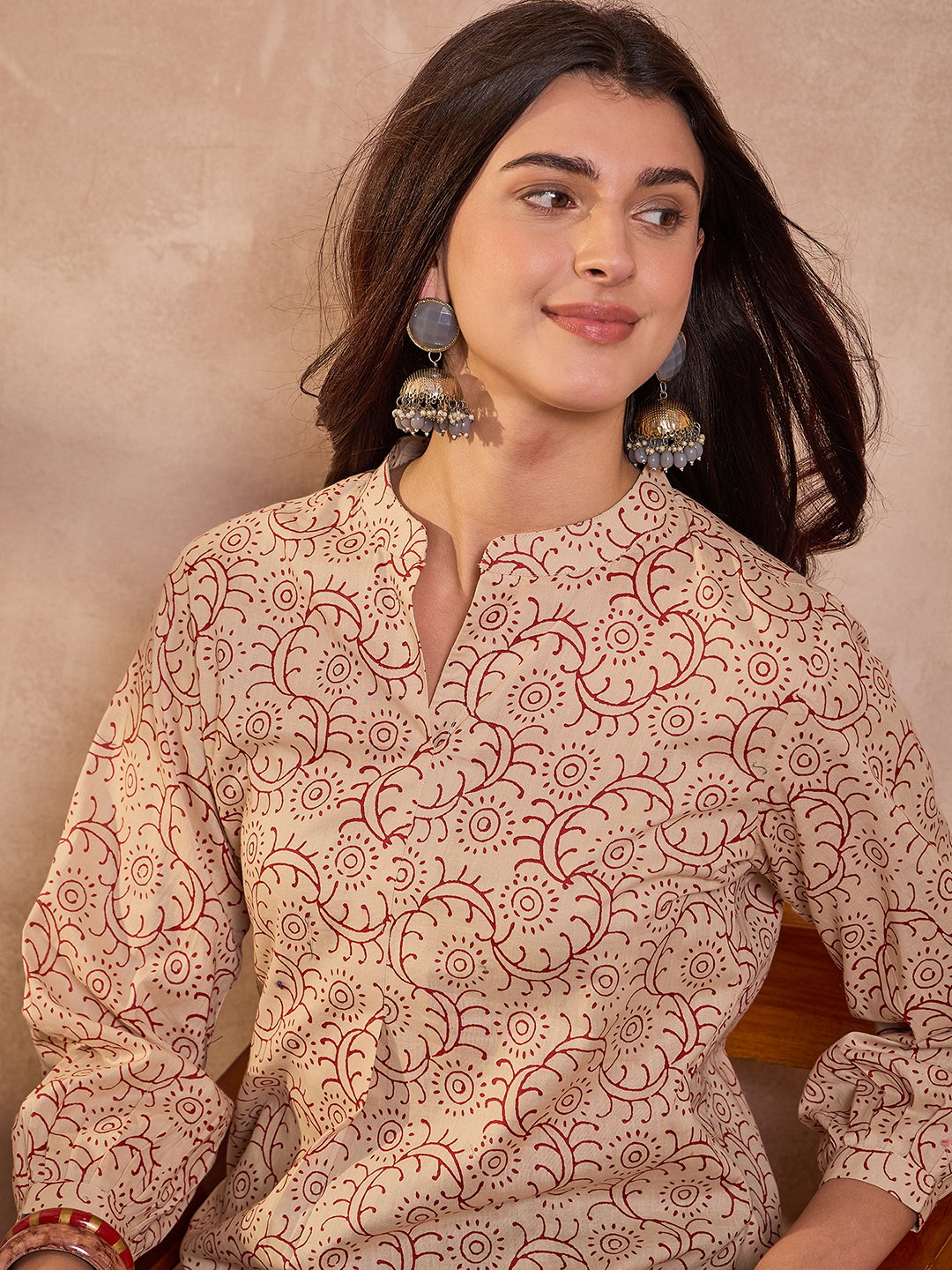 بلوزة قطن بطبعة نقوش عرقية باللون البيج