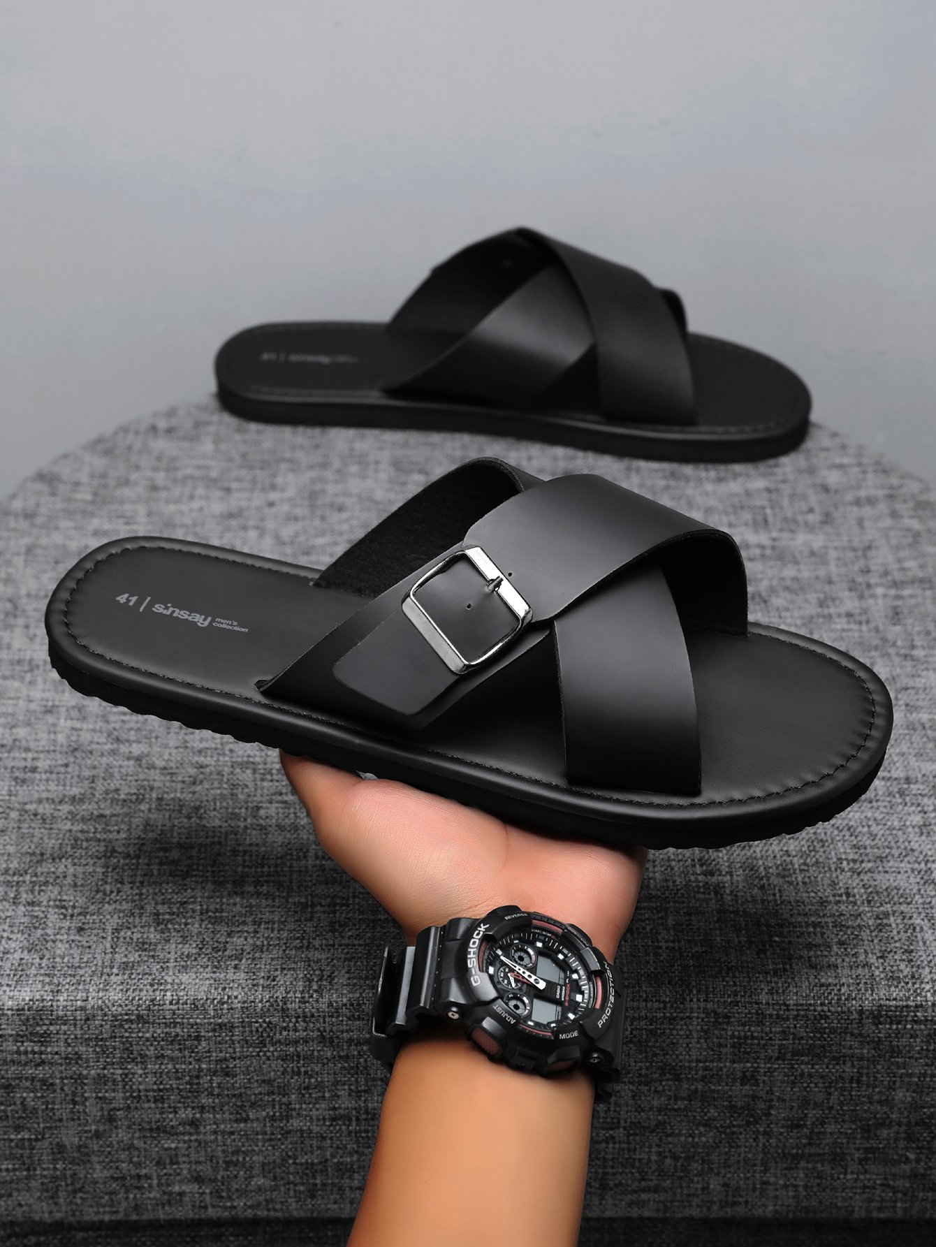شبشب سهلة الارتداء بأشرطة متقاطعة للرجال باللون الأسود