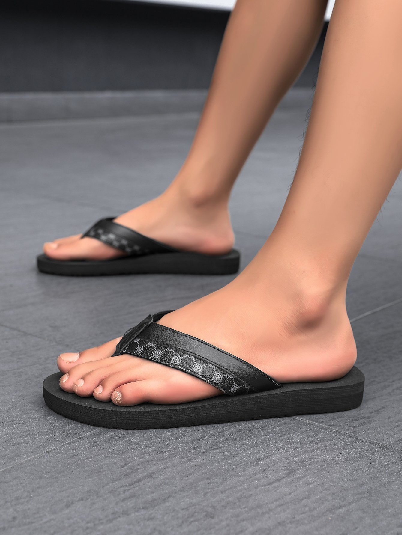 Men Black Plain Flip Flops