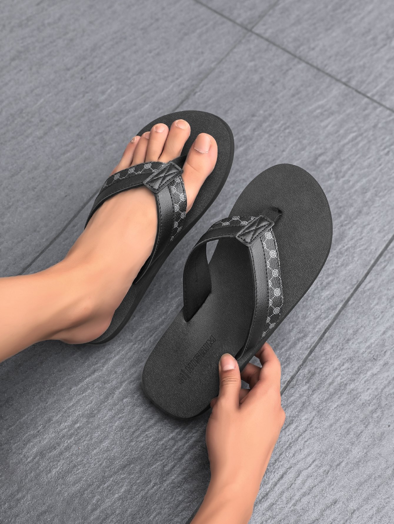 Men Black Plain Flip Flops