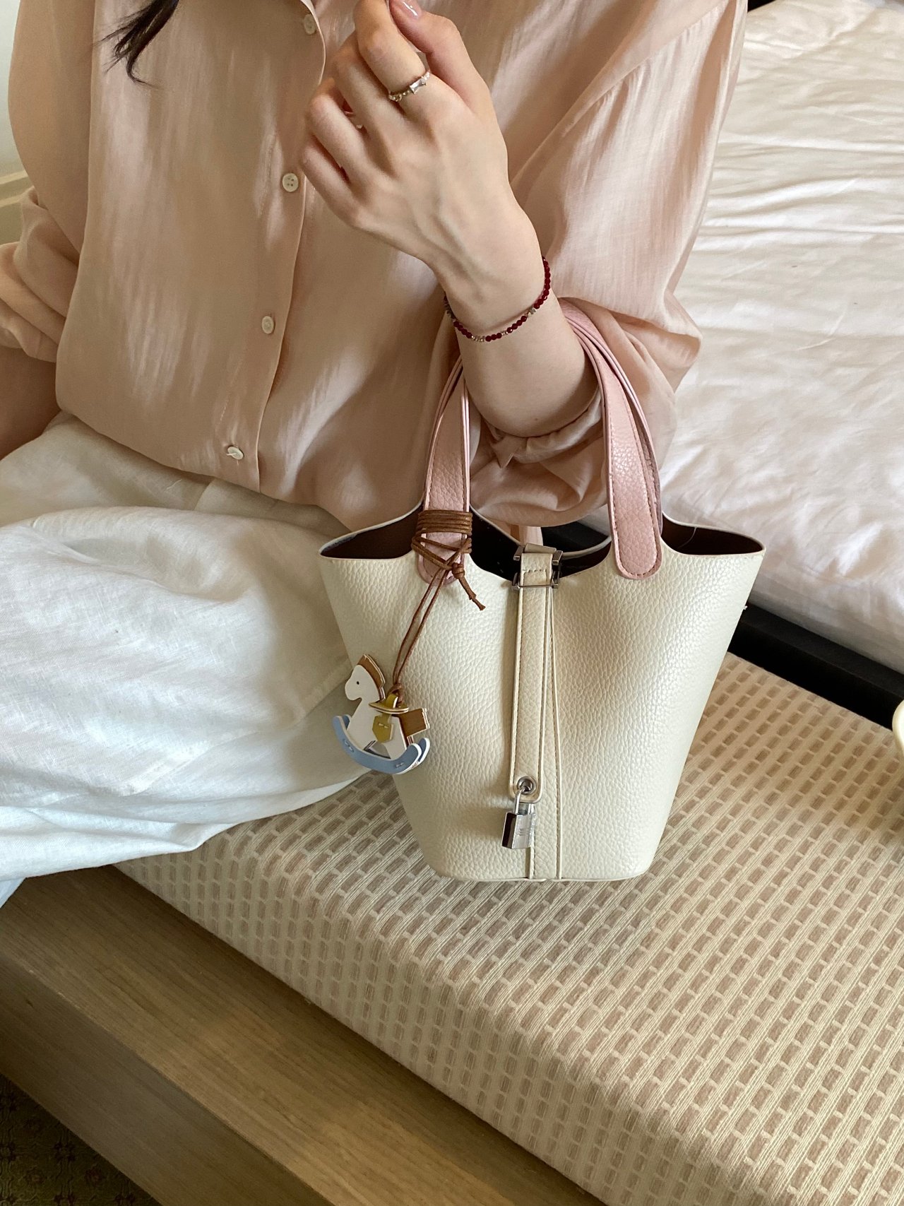 شنطة يد بلونين ودلاية حصان