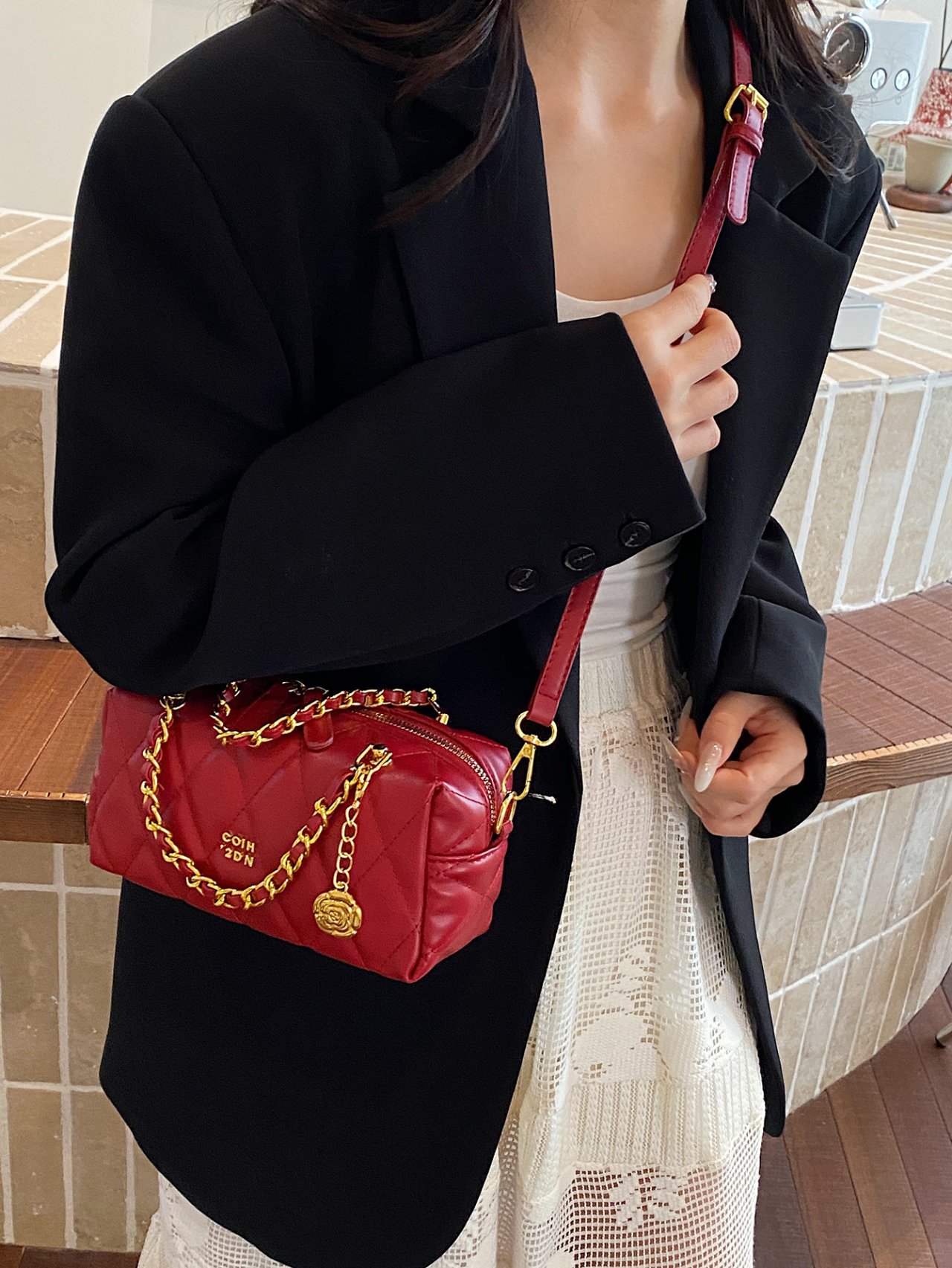 شنطة كروس مبطنة مع سلسلة ذهبية