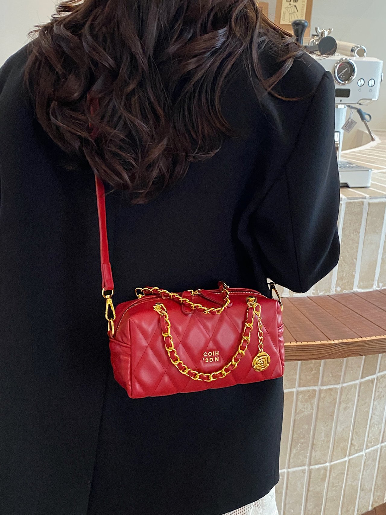 شنطة كروس مبطنة مع سلسلة ذهبية