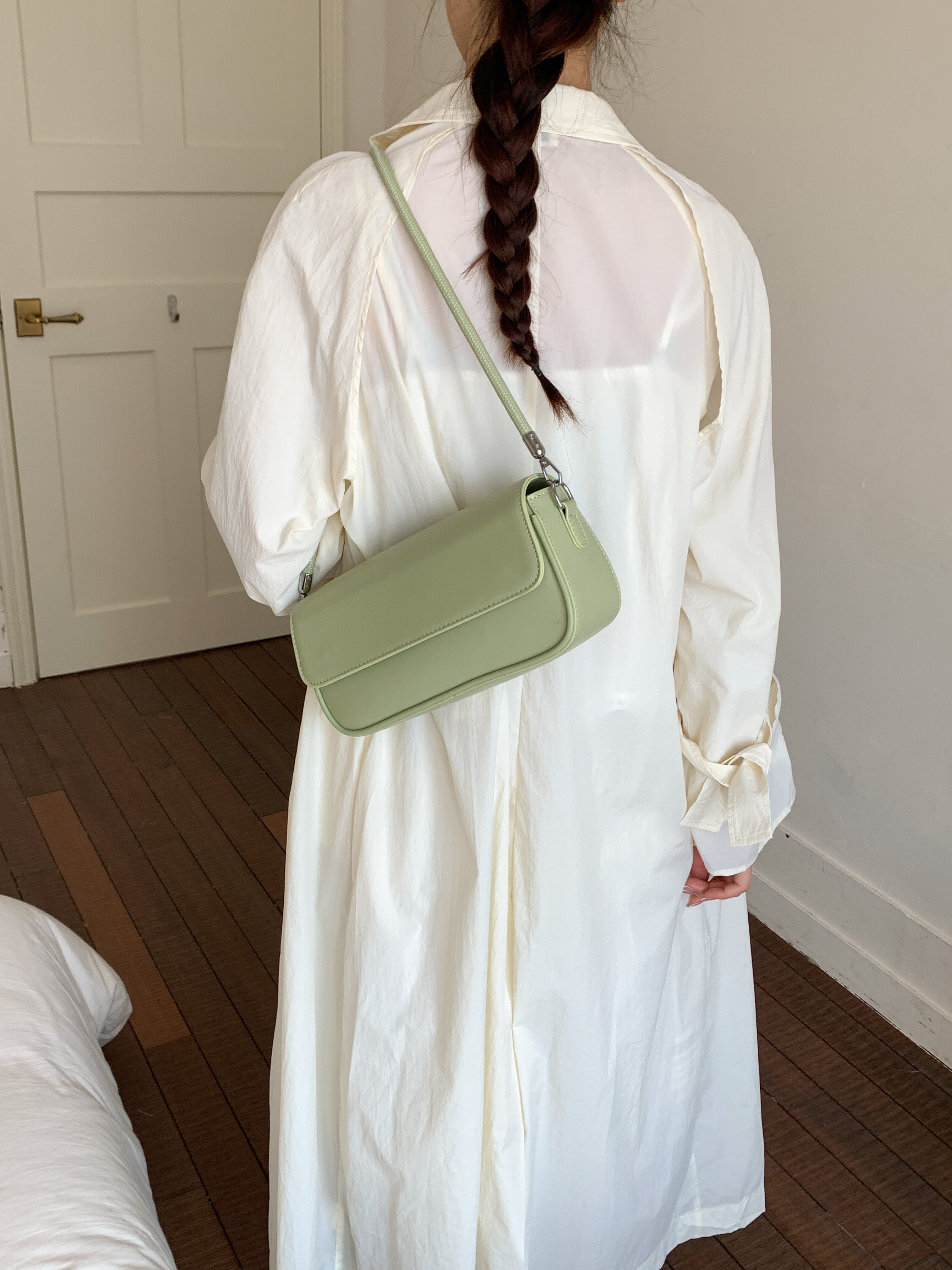 شنطة كتف خضراء مع دلاية جذابة