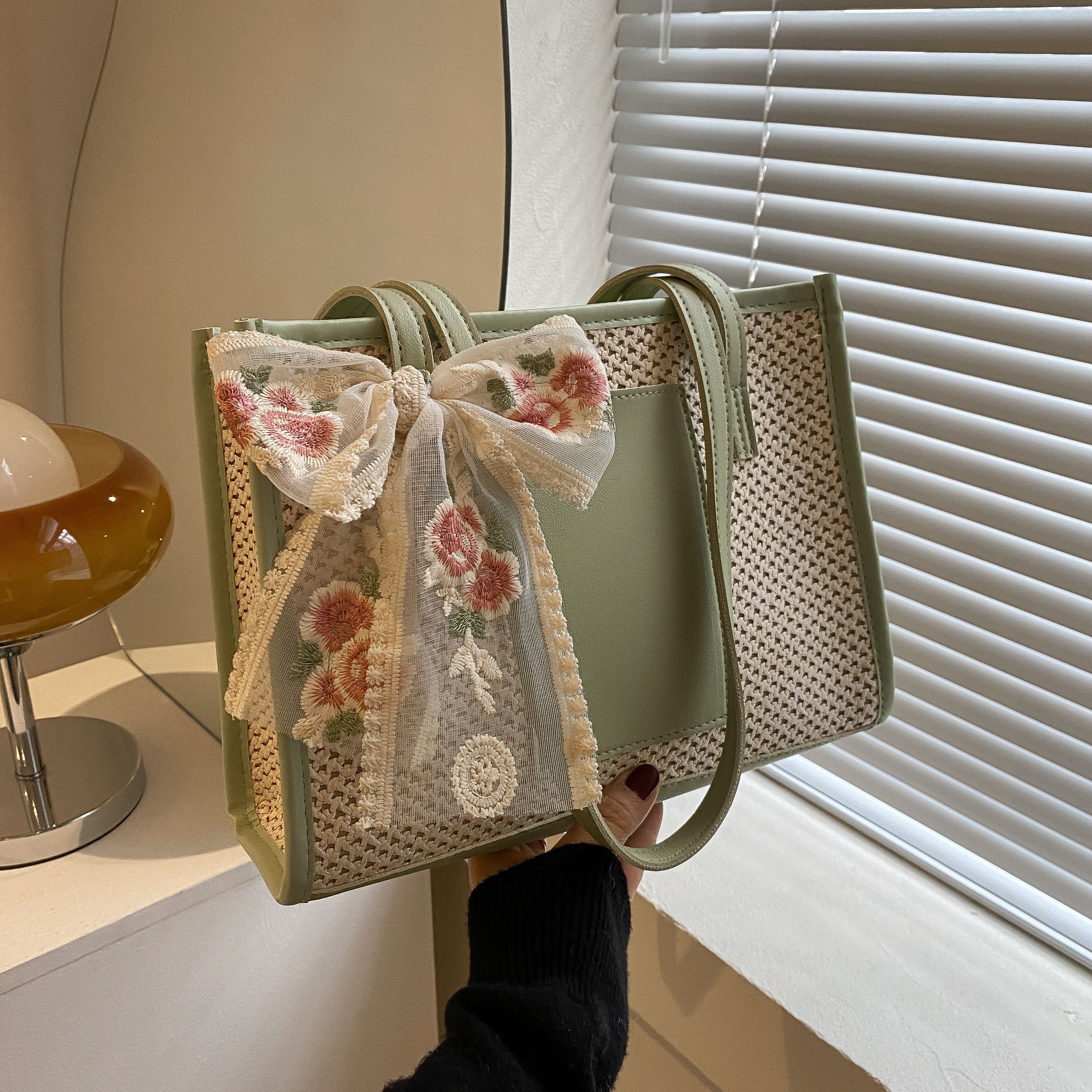 شنطة توت منسوجة خضراء بتفاصيل فيونكة بنقشة زهور
