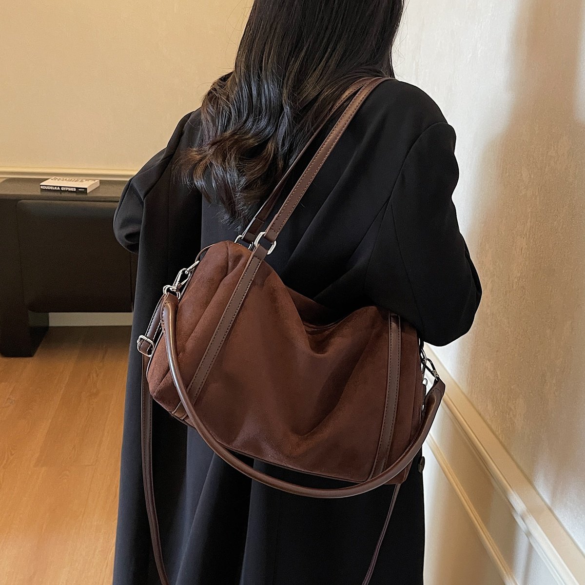 حقيبة دافل للكتف بمظهر الشمواه باللون بني قهوة