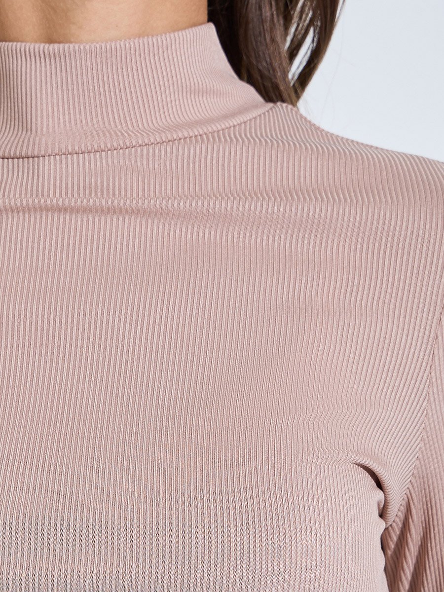 بلوزة ضيقة بتفاصيل مضلعة وياقة عالية سادة باللون الوردي