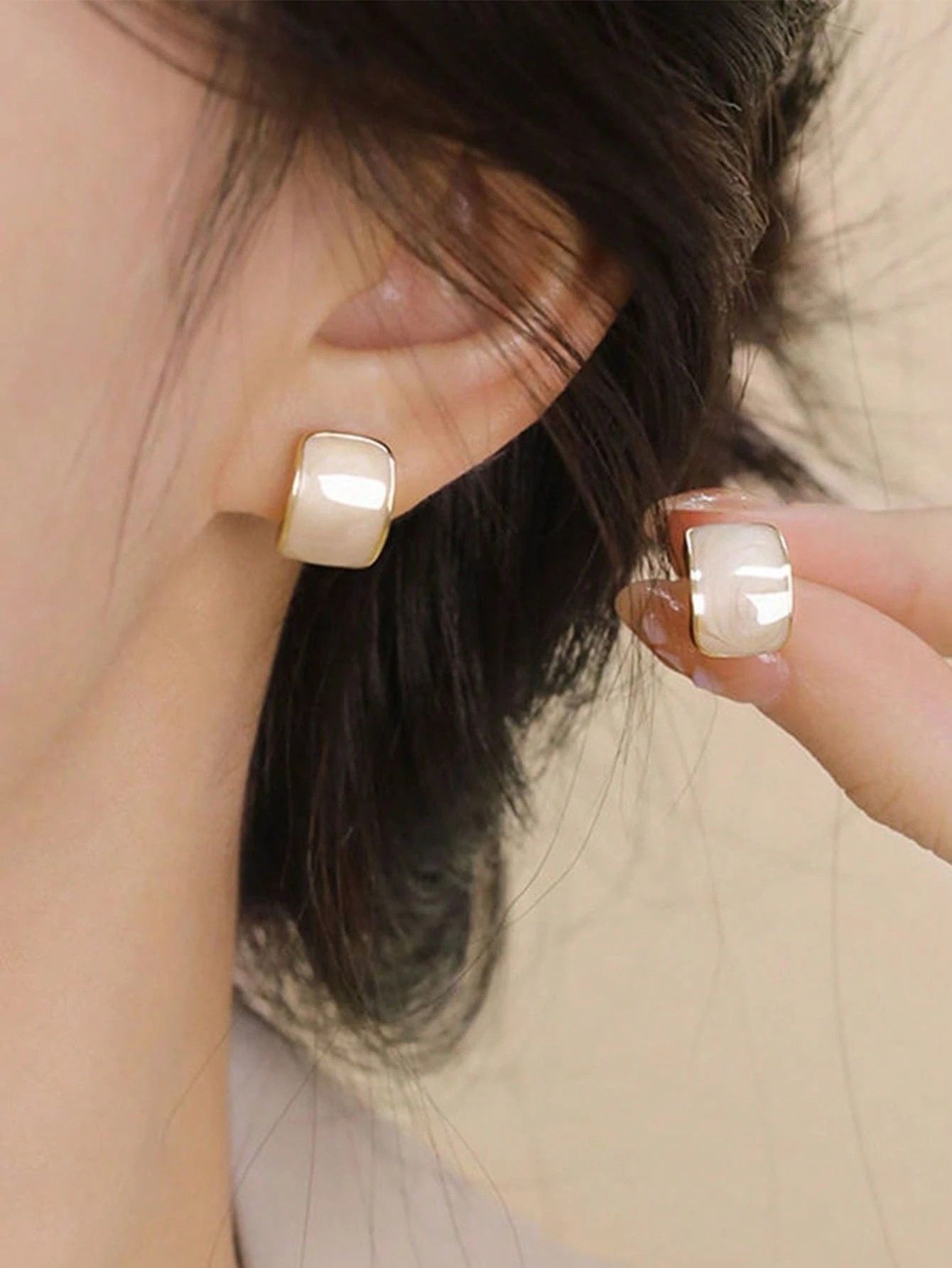 1 pair of curved oil-dripping earrings