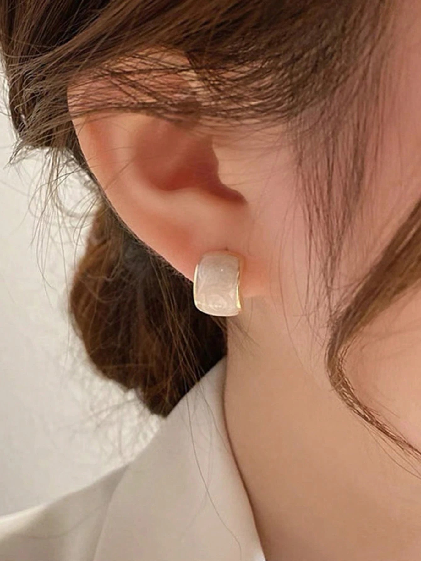 1 pair of curved oil-dripping earrings