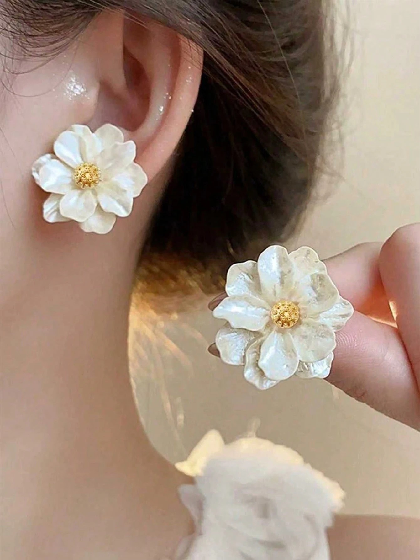 1 pair of metal flower-shaped earrings