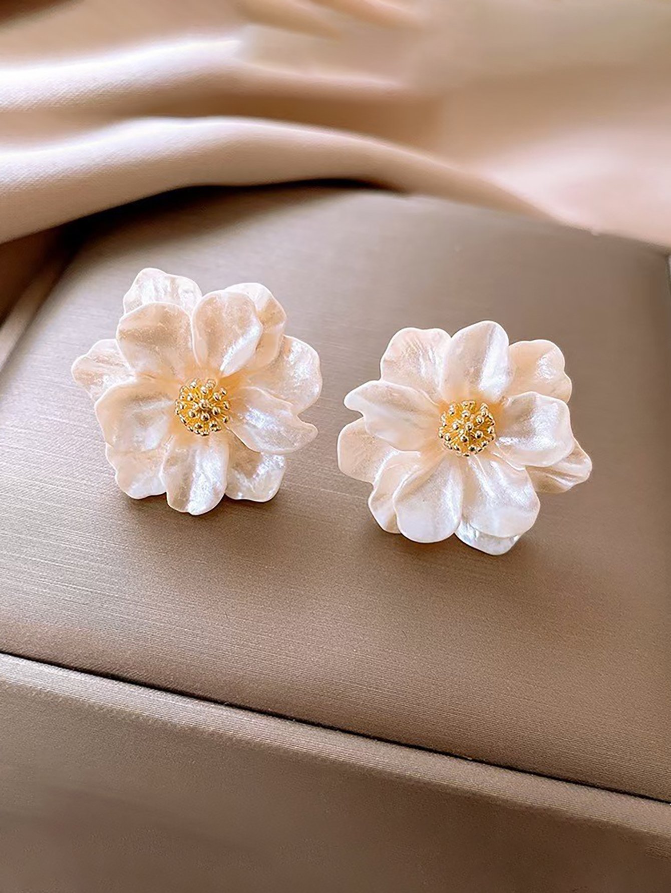 1 pair of metal flower-shaped earrings