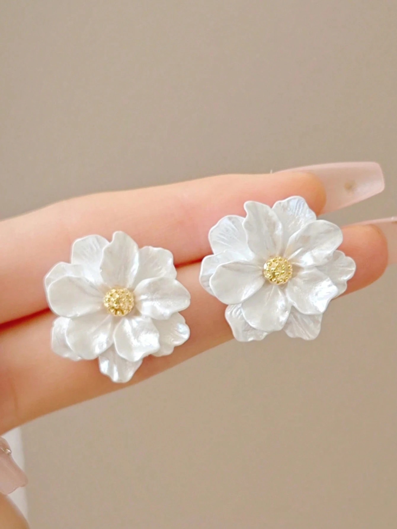 1 pair of metal flower-shaped earrings