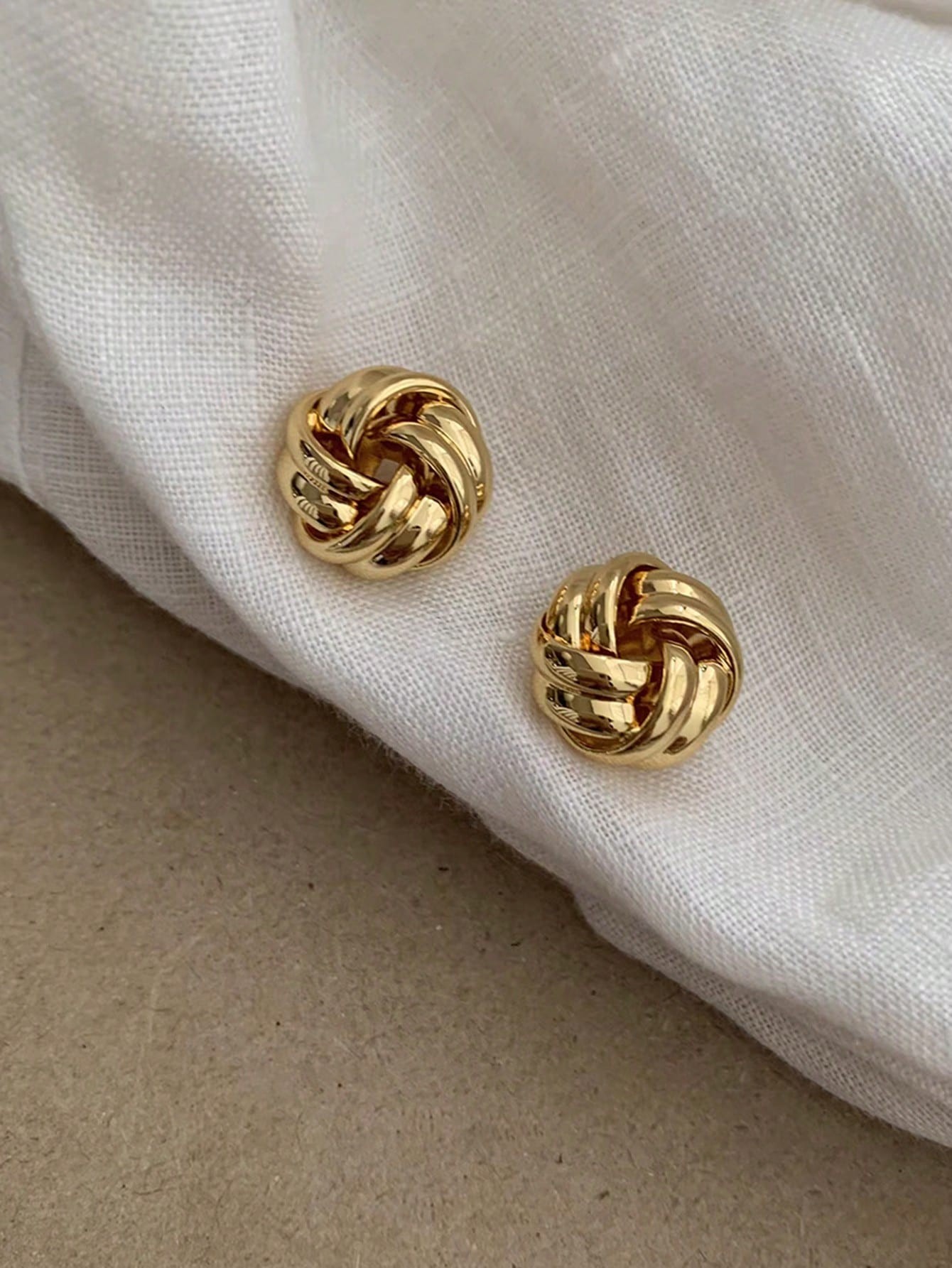 1 pair of metal wind spiral earrings