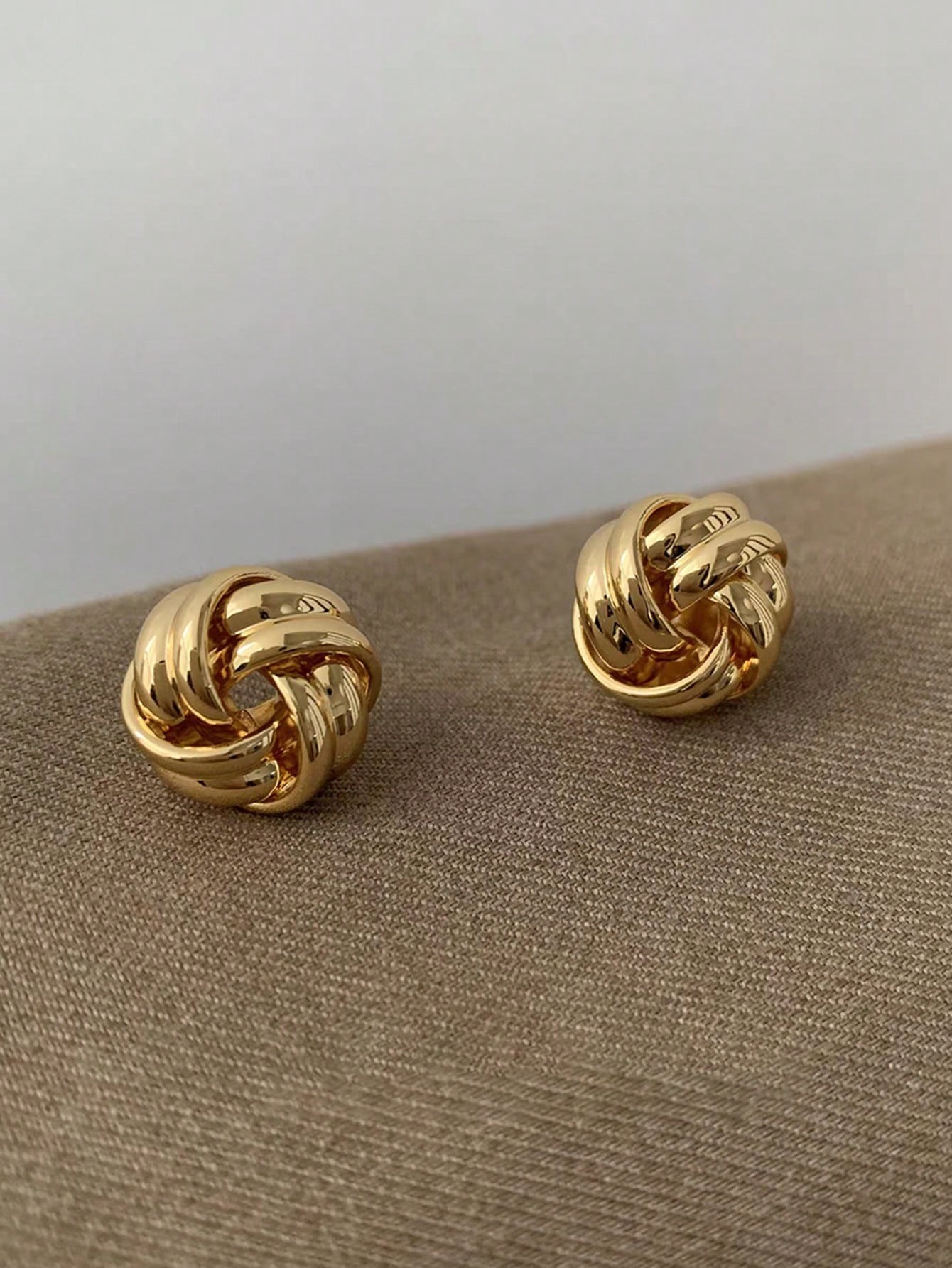1 pair of metal wind spiral earrings