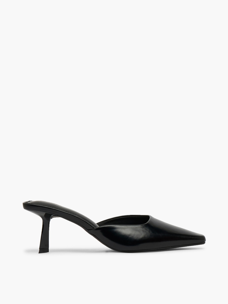 حذاء بكعب للنساء